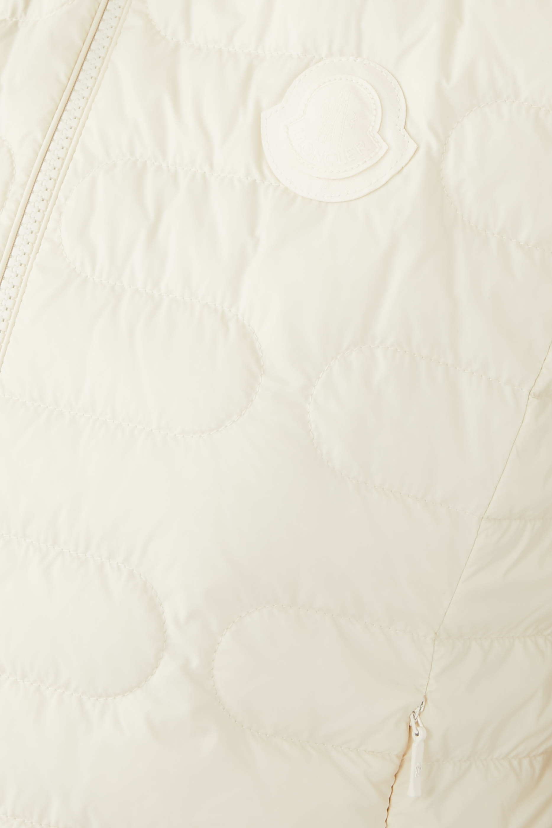 فيست مبطن بالزغب بشعار الماركة