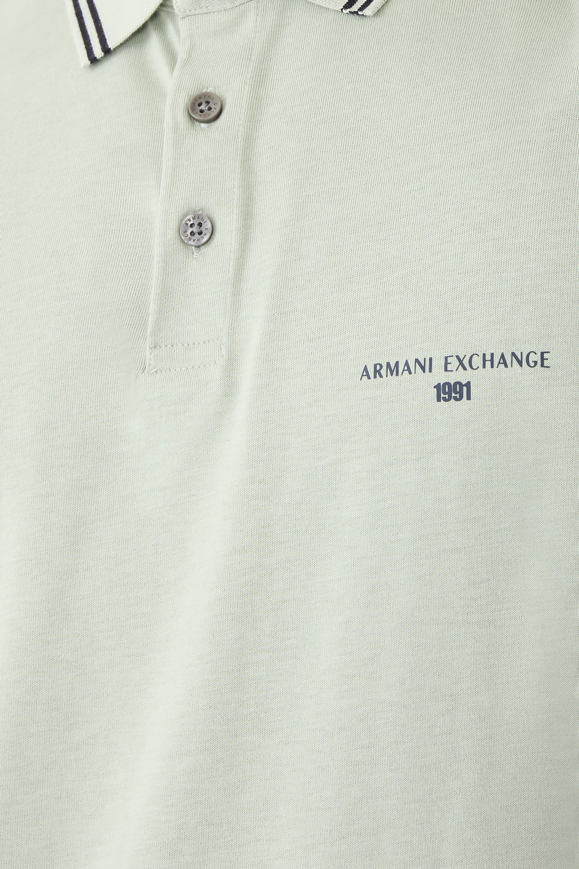 قميص بولو بنصف أزرار وشعار الماركة