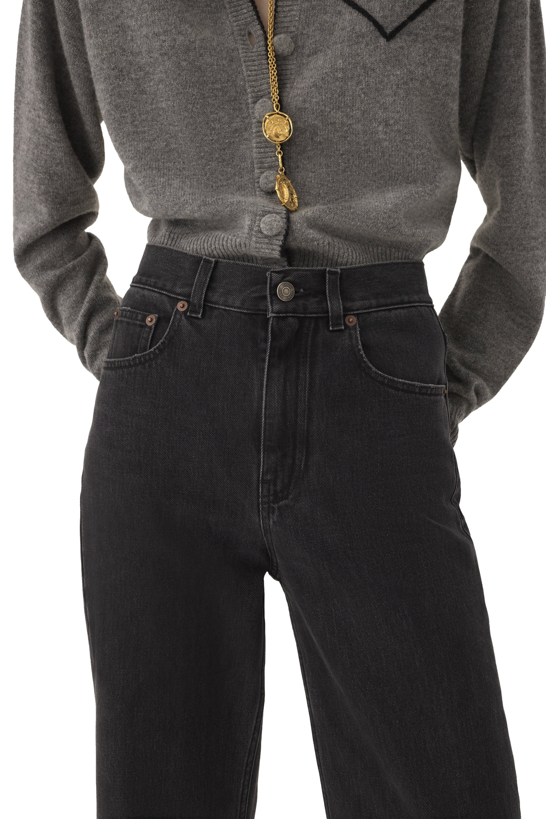 بنطال جينز قصة قصيرة وخصر مرتفع