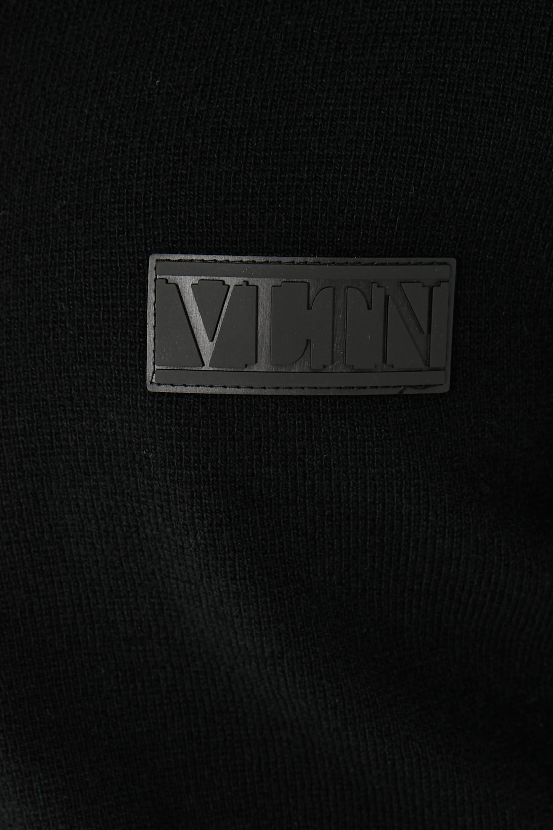 سويت شيرت برقعة شعار الماركة وبسحاب