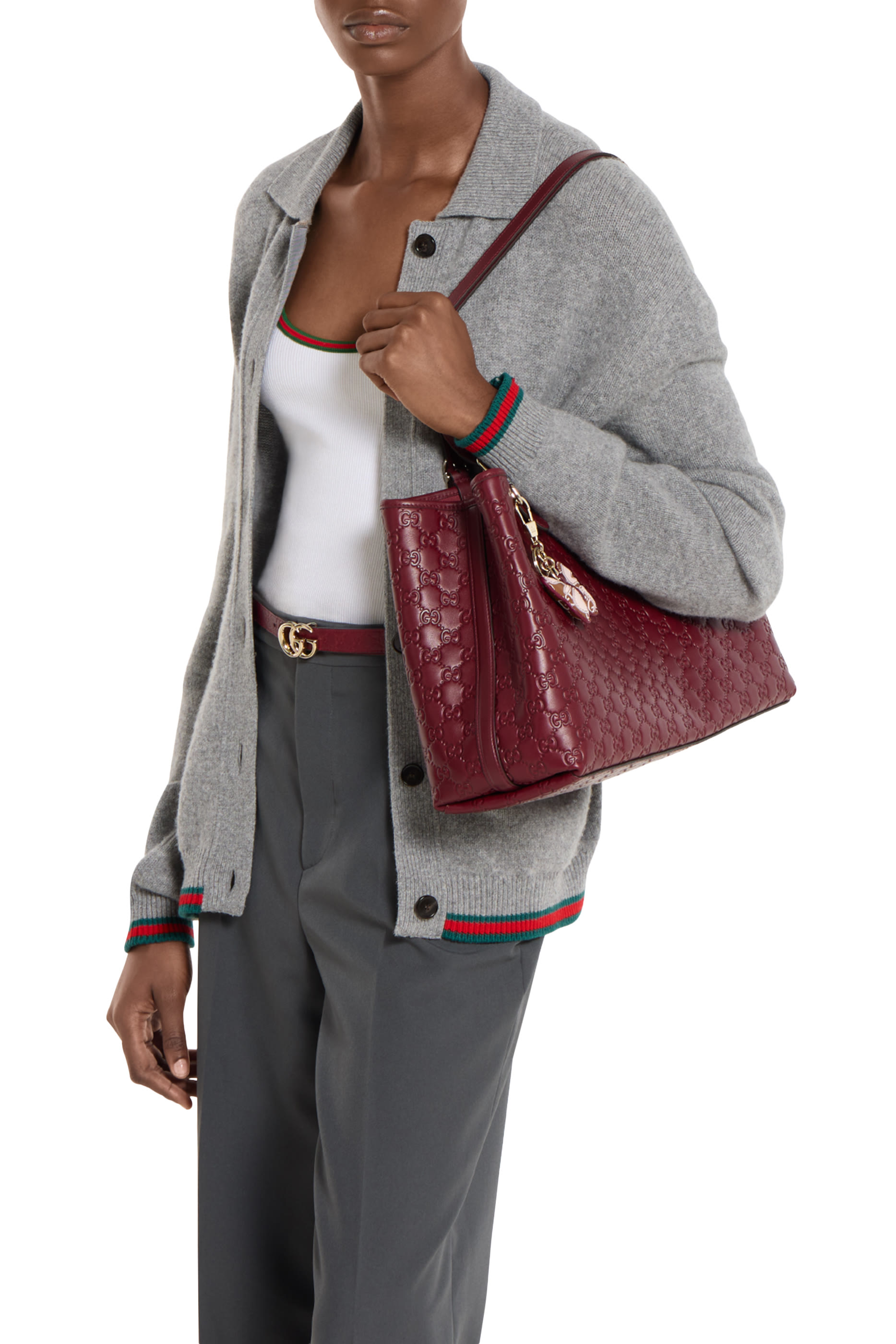 حقيبة يد كبيرة مزينة بشعار الماركة