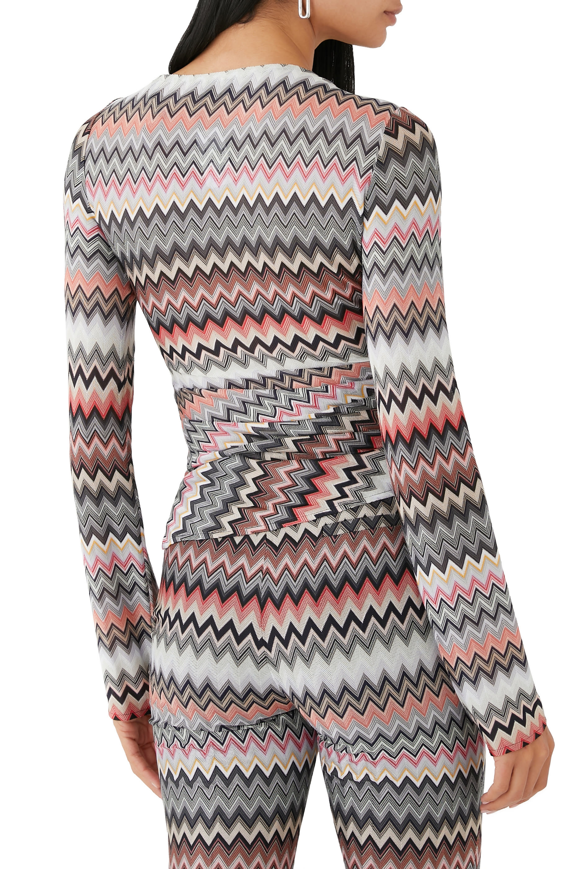 بلوزة رايتشل بفتحة ونقشة خطوط متعرجة