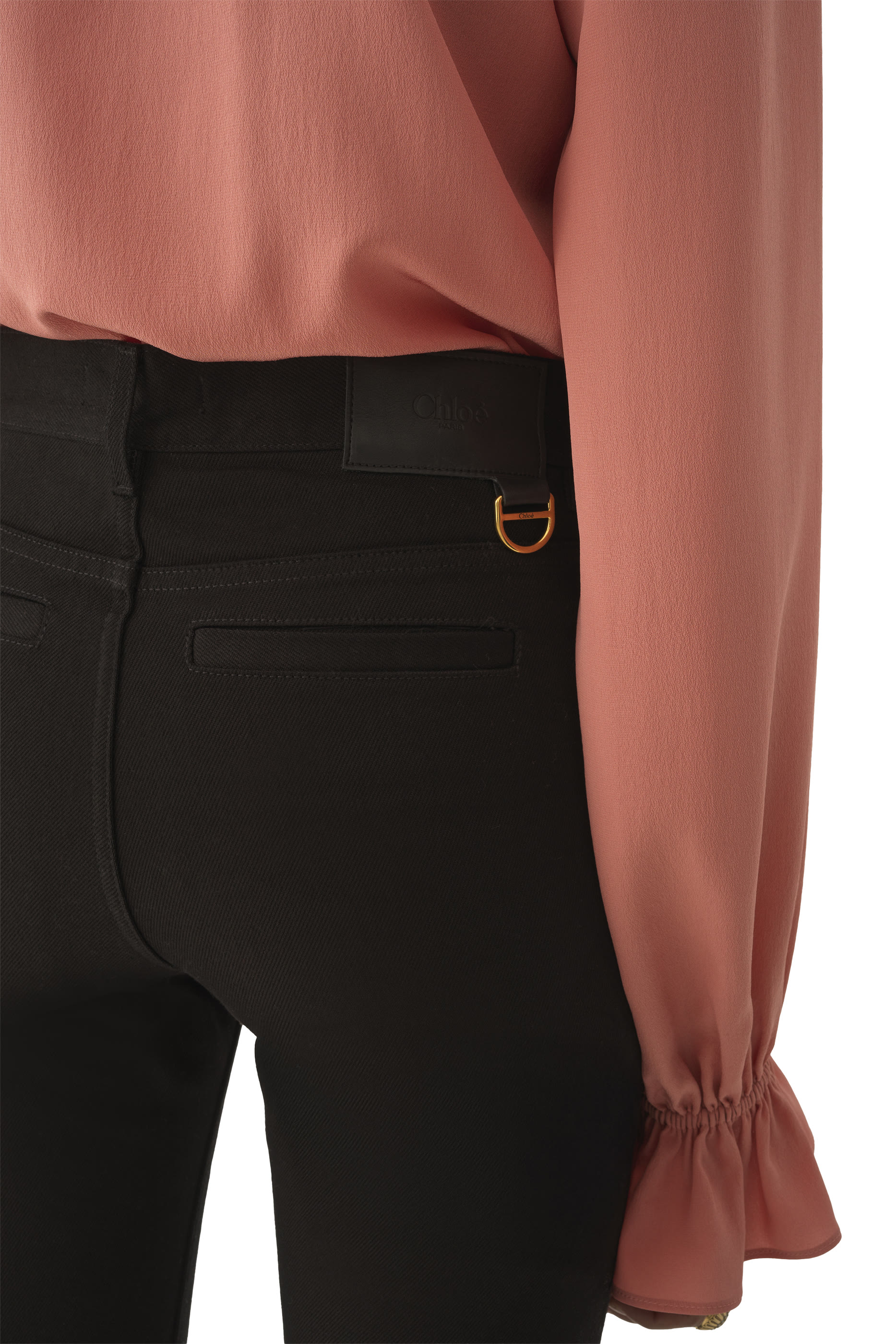 بنطال جينز بقصة ضيقة وقفل بتصميم قلب