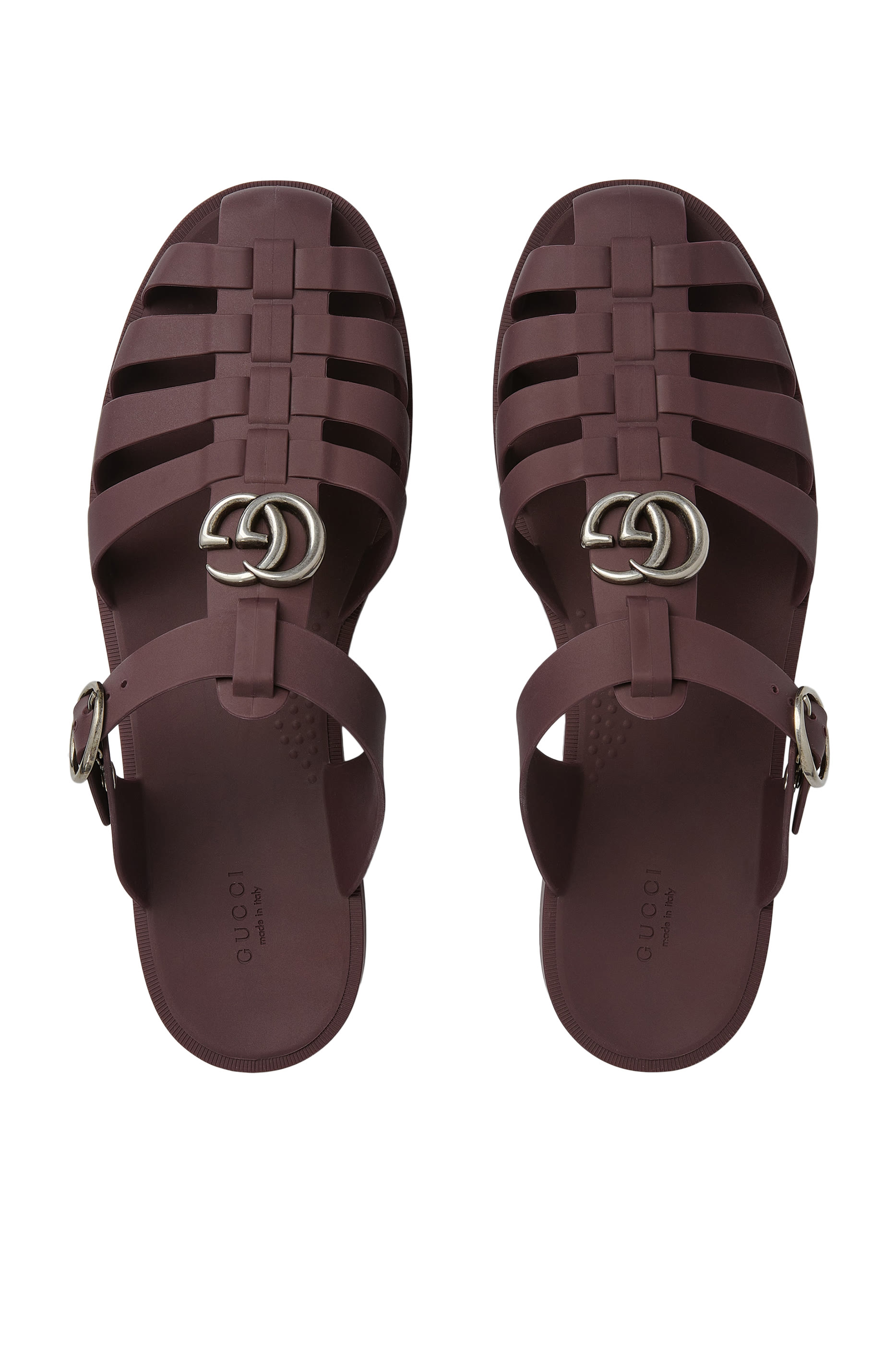 حذاء مفتوح من الخلف بحرفي شعار الماركة