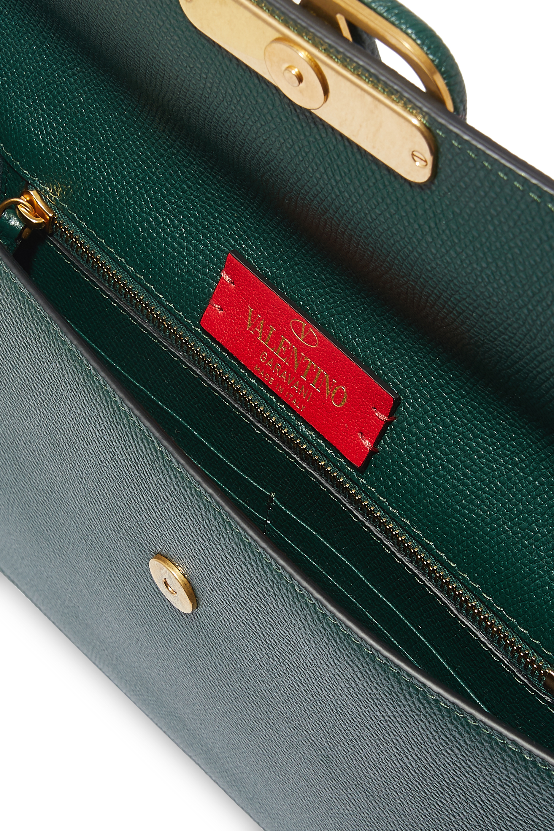 حافظة بشعار حرف V