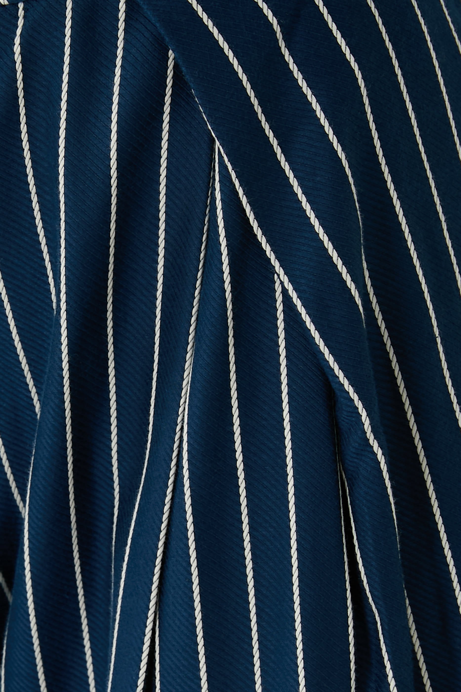 بنطال ليلى مخطط بتفاصيل شيفرون متعرجة