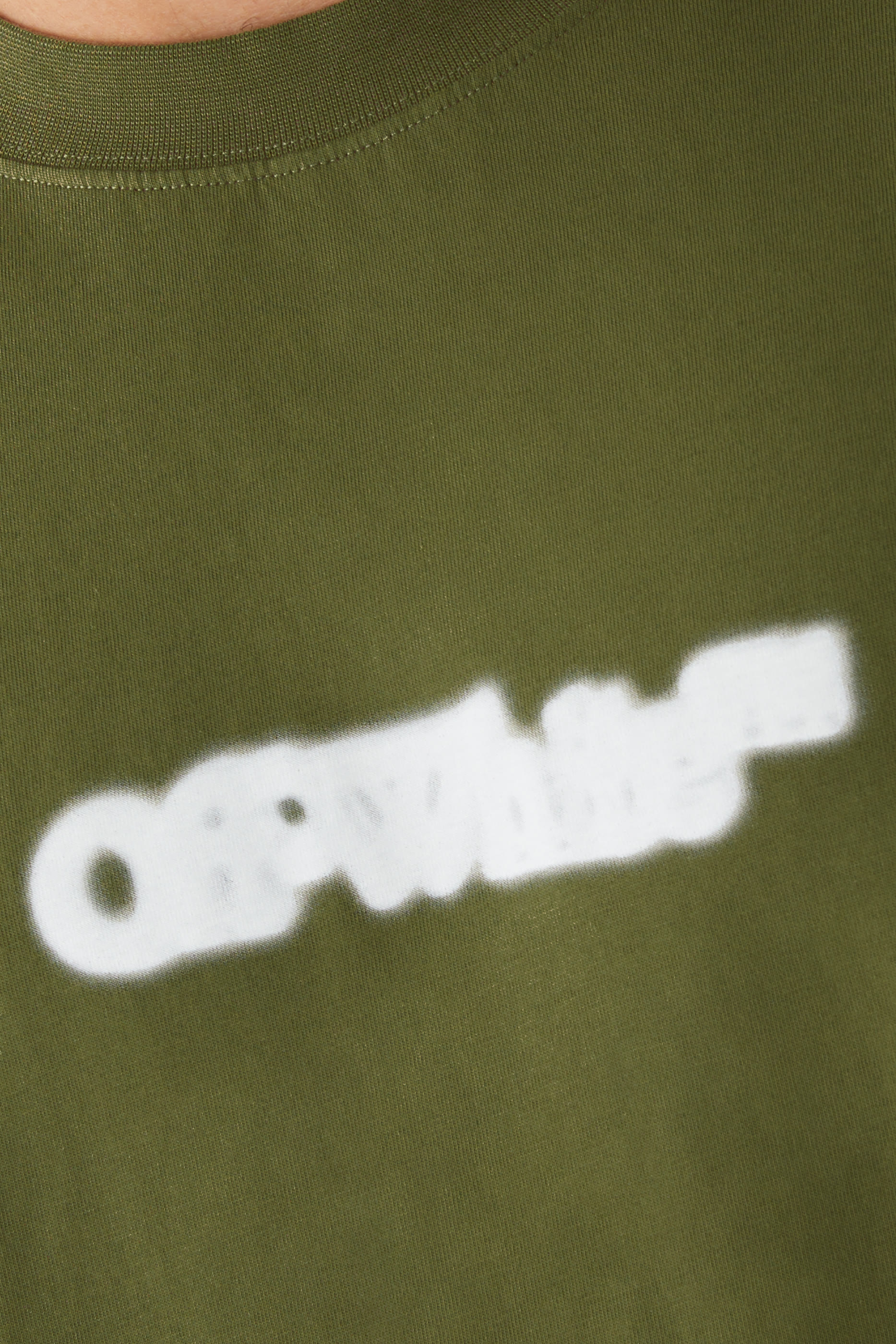 تيشيرت بقصة ضيقة بأكمام قصيرة ونقشة أسهم