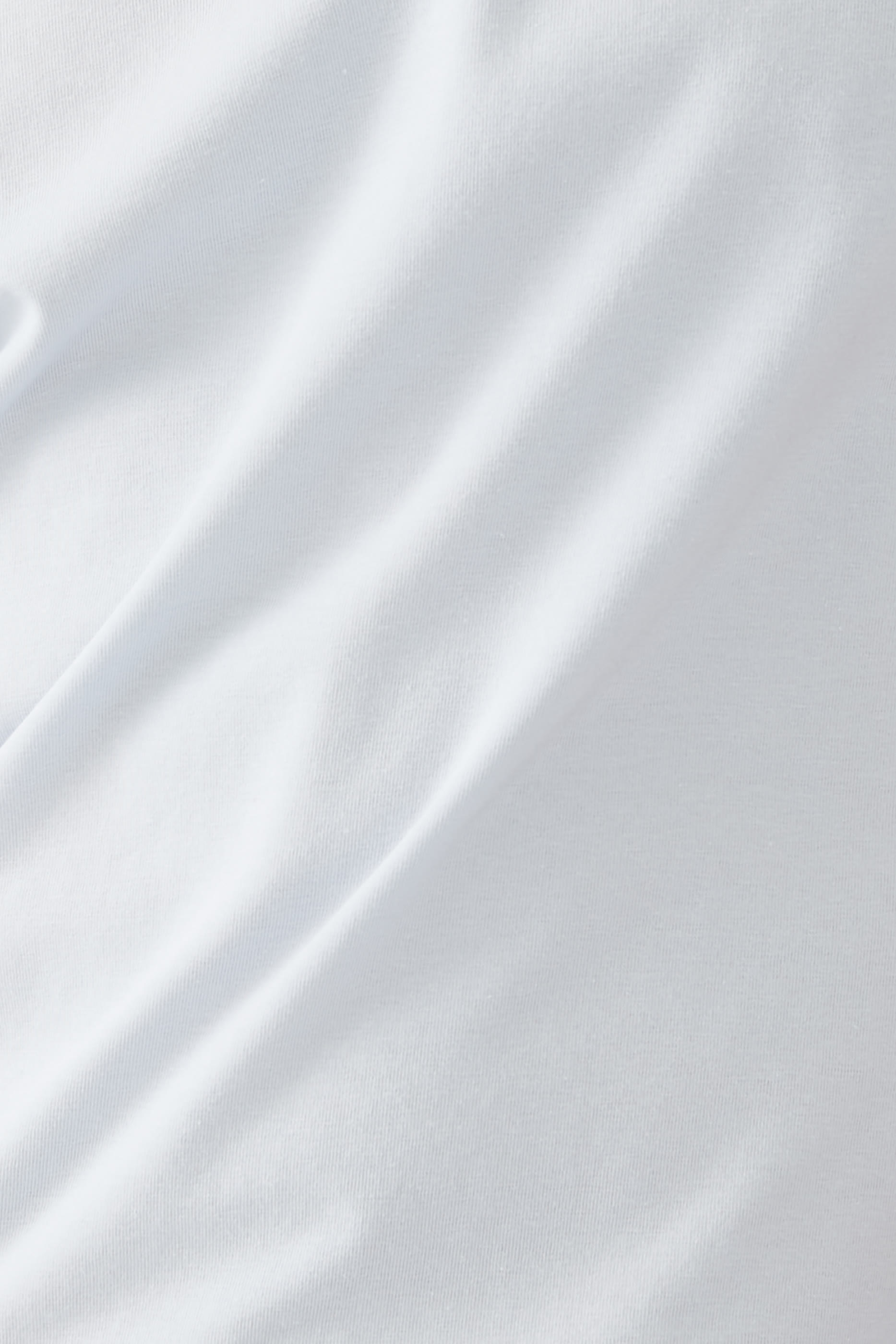 تيشيرت بياقة ضيقة وأكمام قصيرة