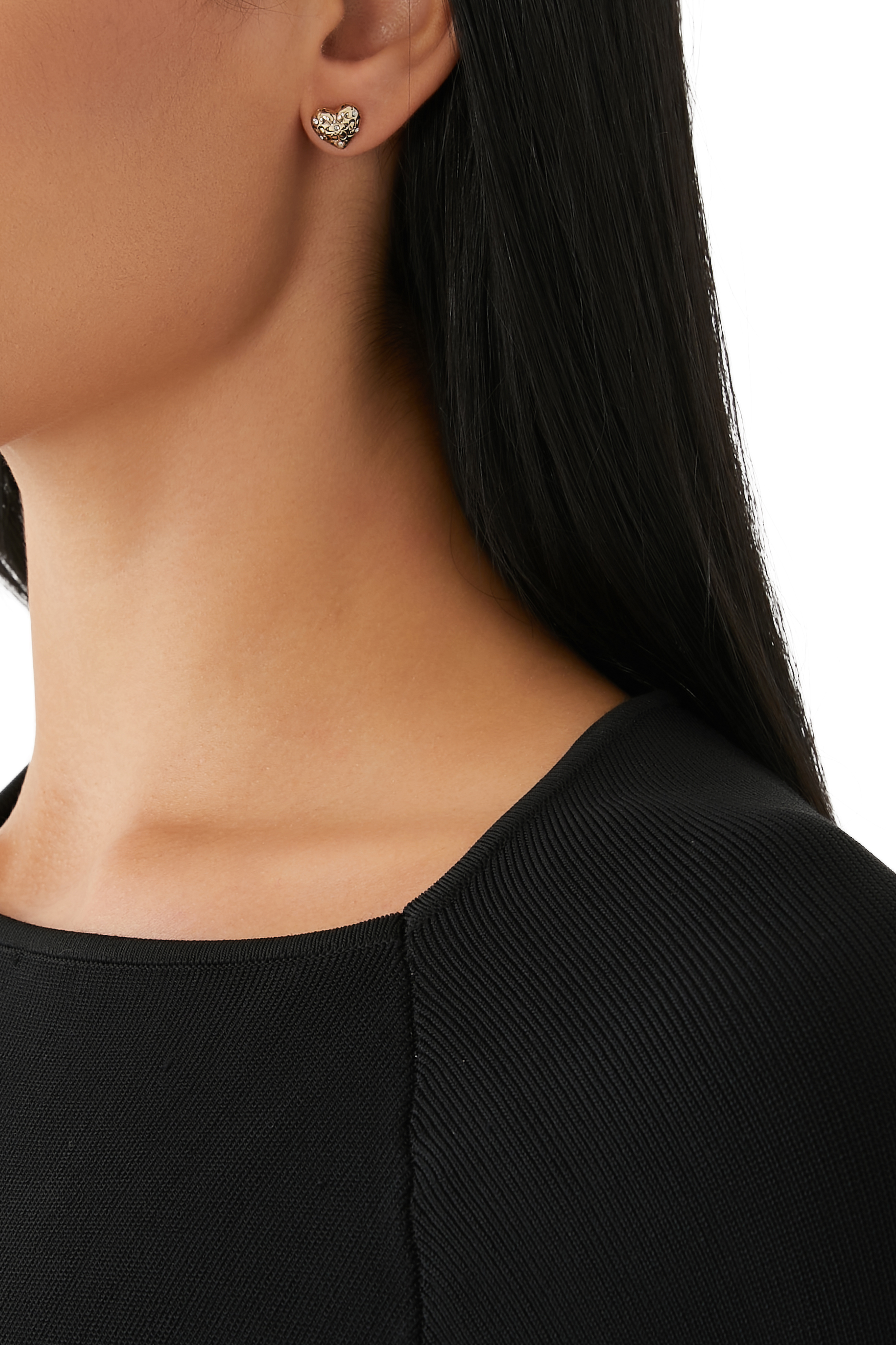 أقراط بتصميم قلب بنقشة شعار الماركة بنمط مبطن وأحجار