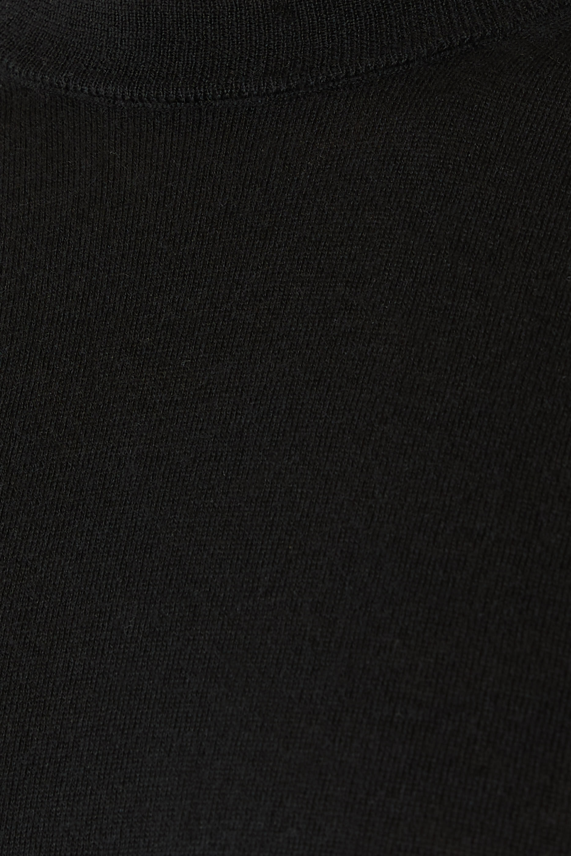 كنزة زانون بياقة ضيقة