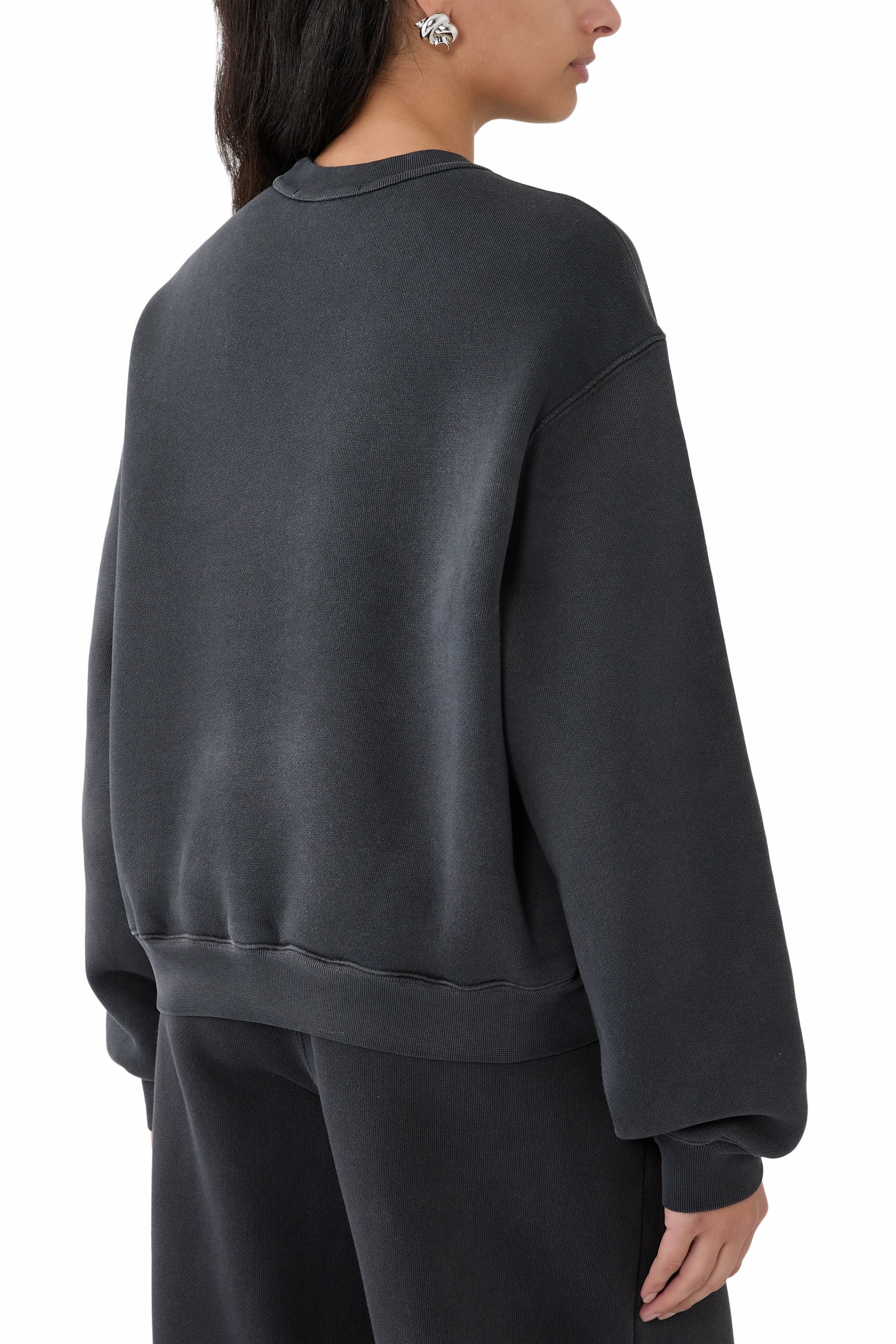 سويت شيرت بشعار الماركة المزين بكريستالات مثبتة حراريا