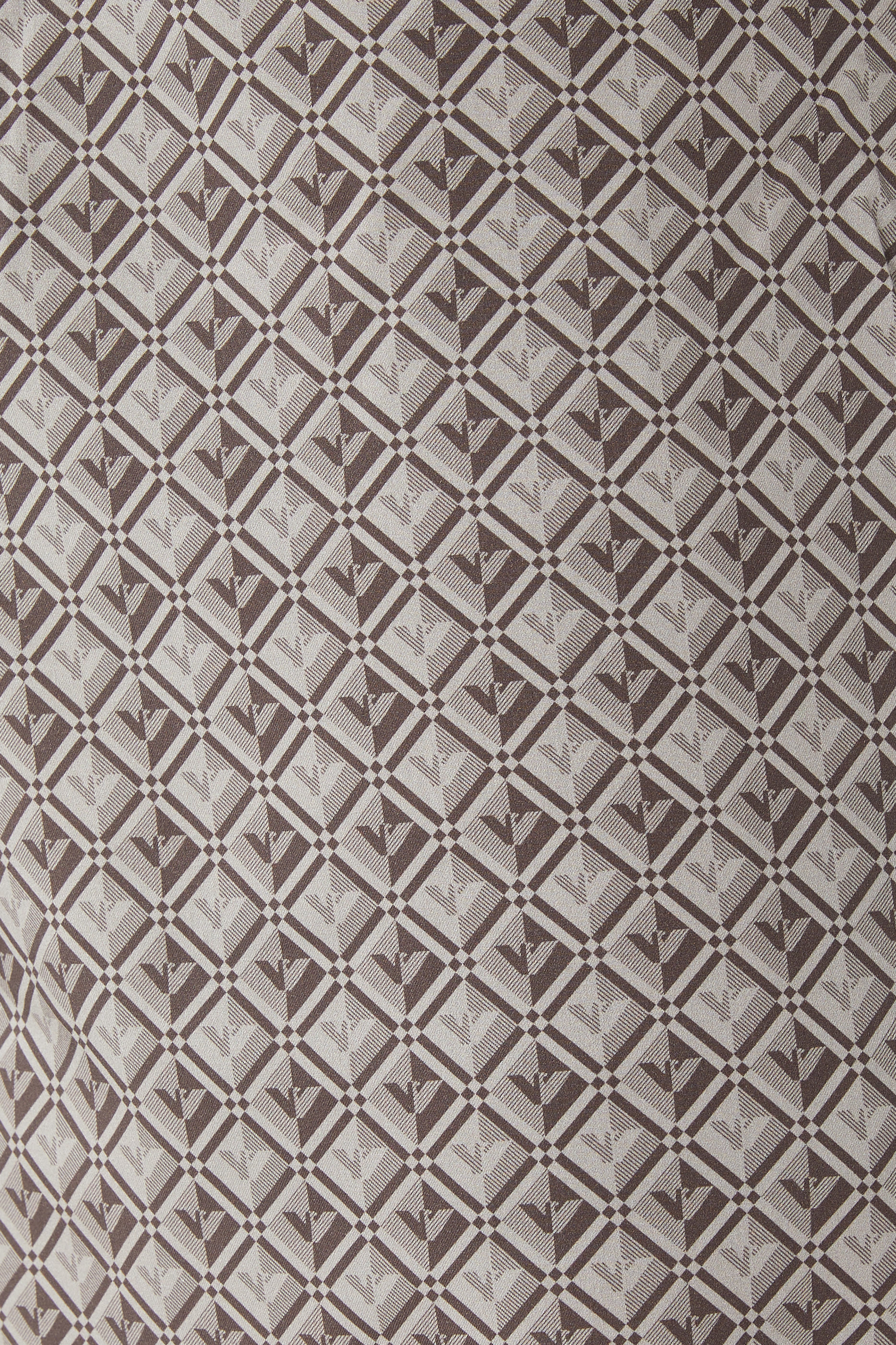 شورت بطبعات شعار النسر بحجم صغير