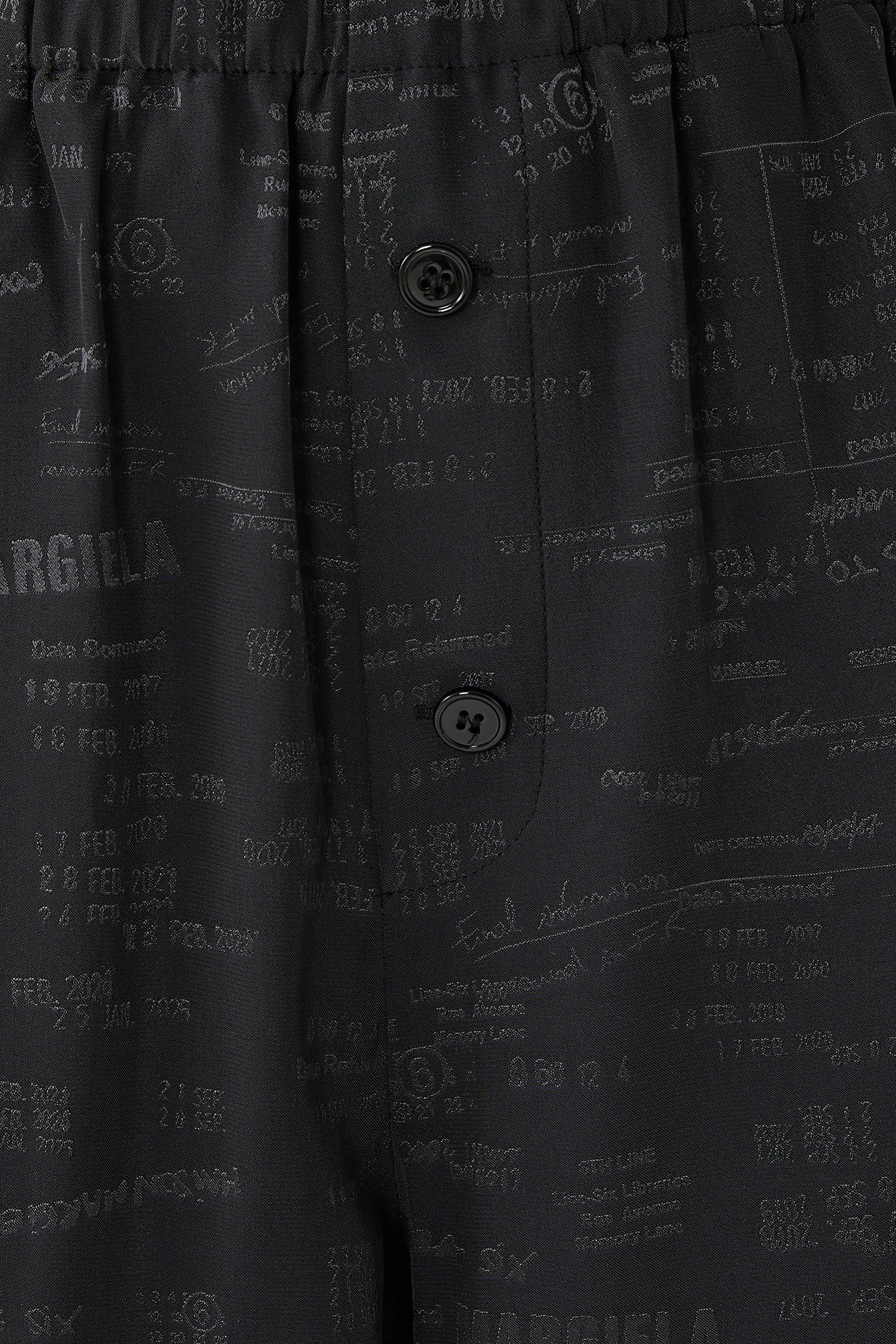 بنطال بقصة ساق واسعة وشعار الماركة