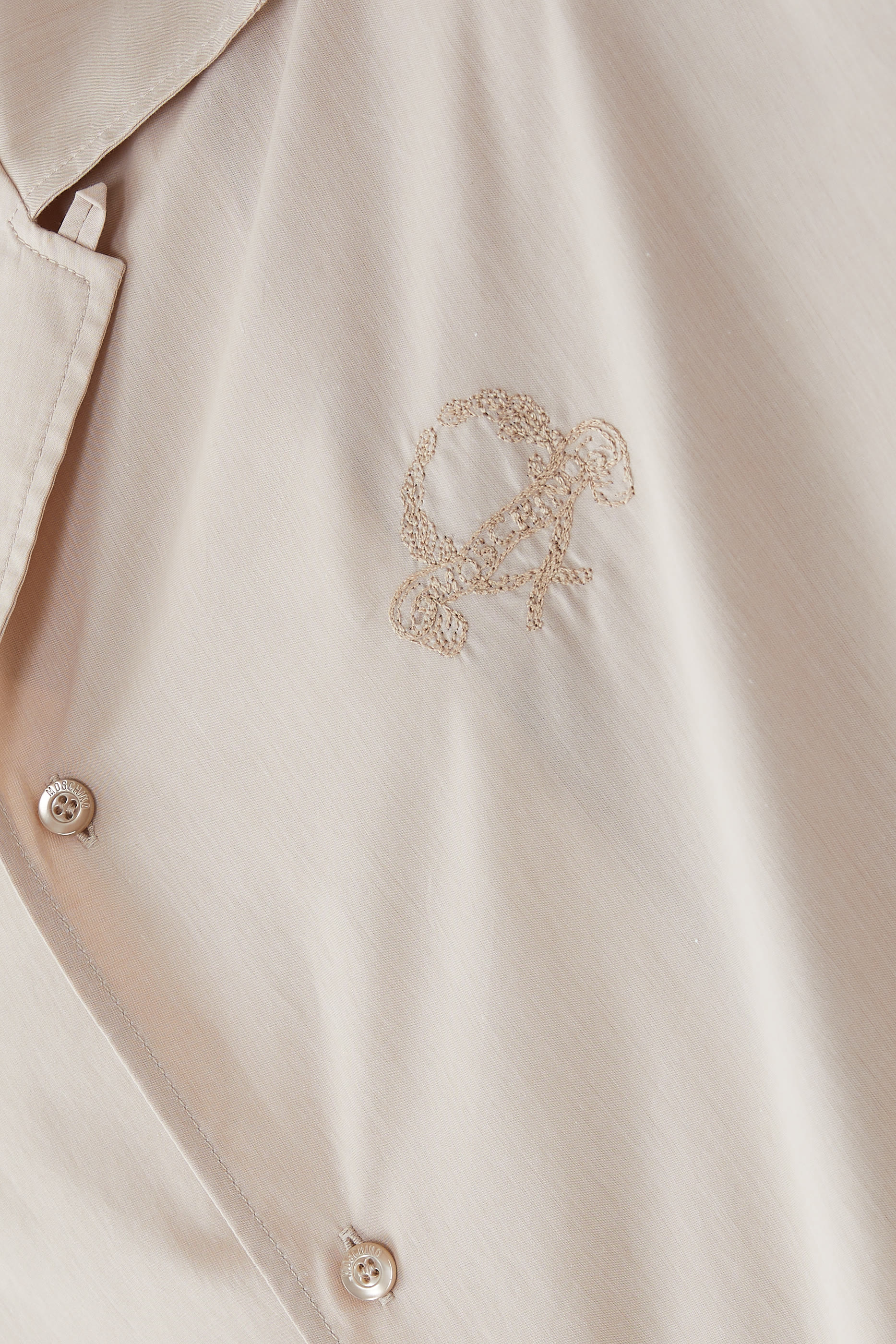 قميص بأكمام قصيرة مطرز بشعار الماركة