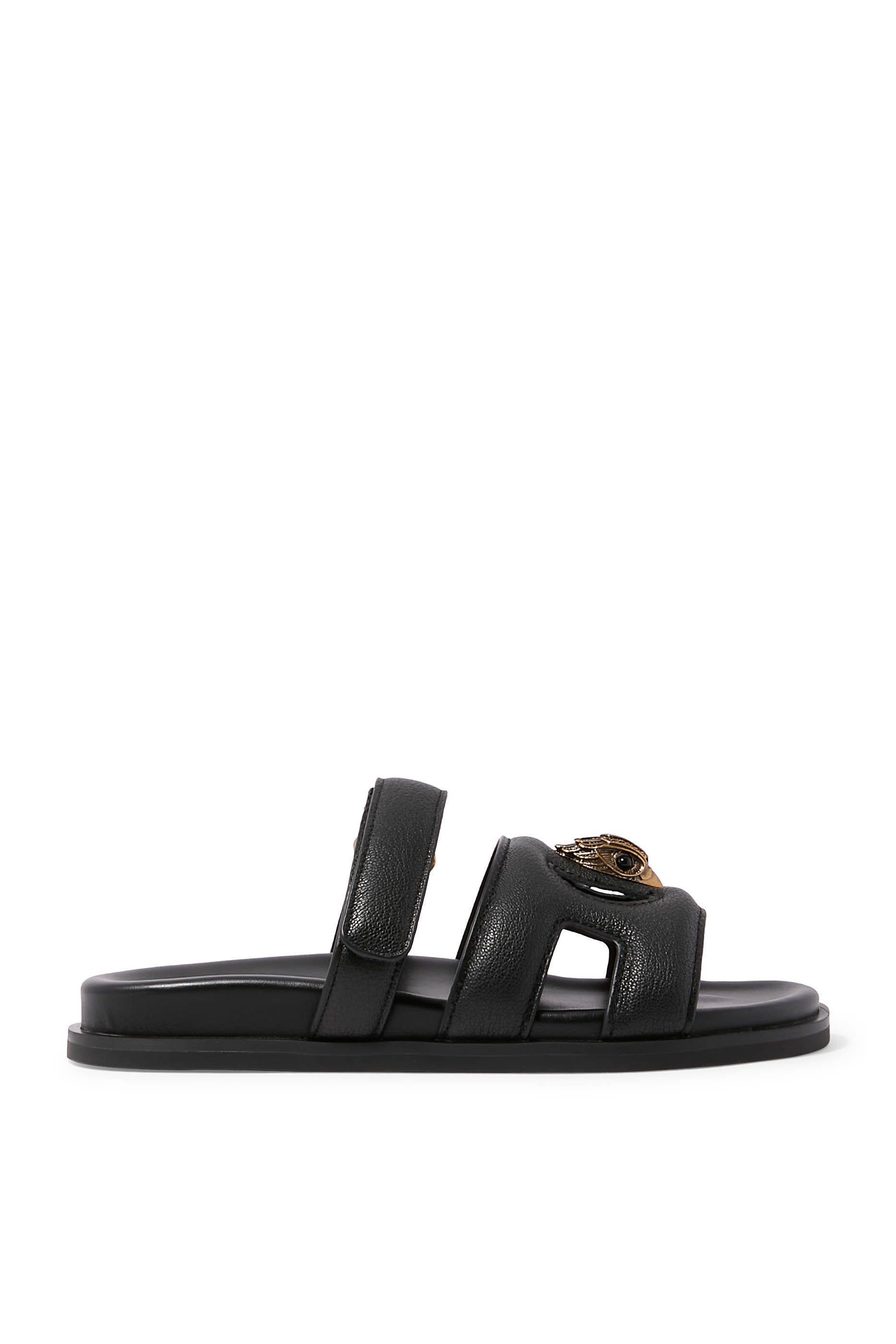 صندل بفتحات مزين بحلية شعار الماركة