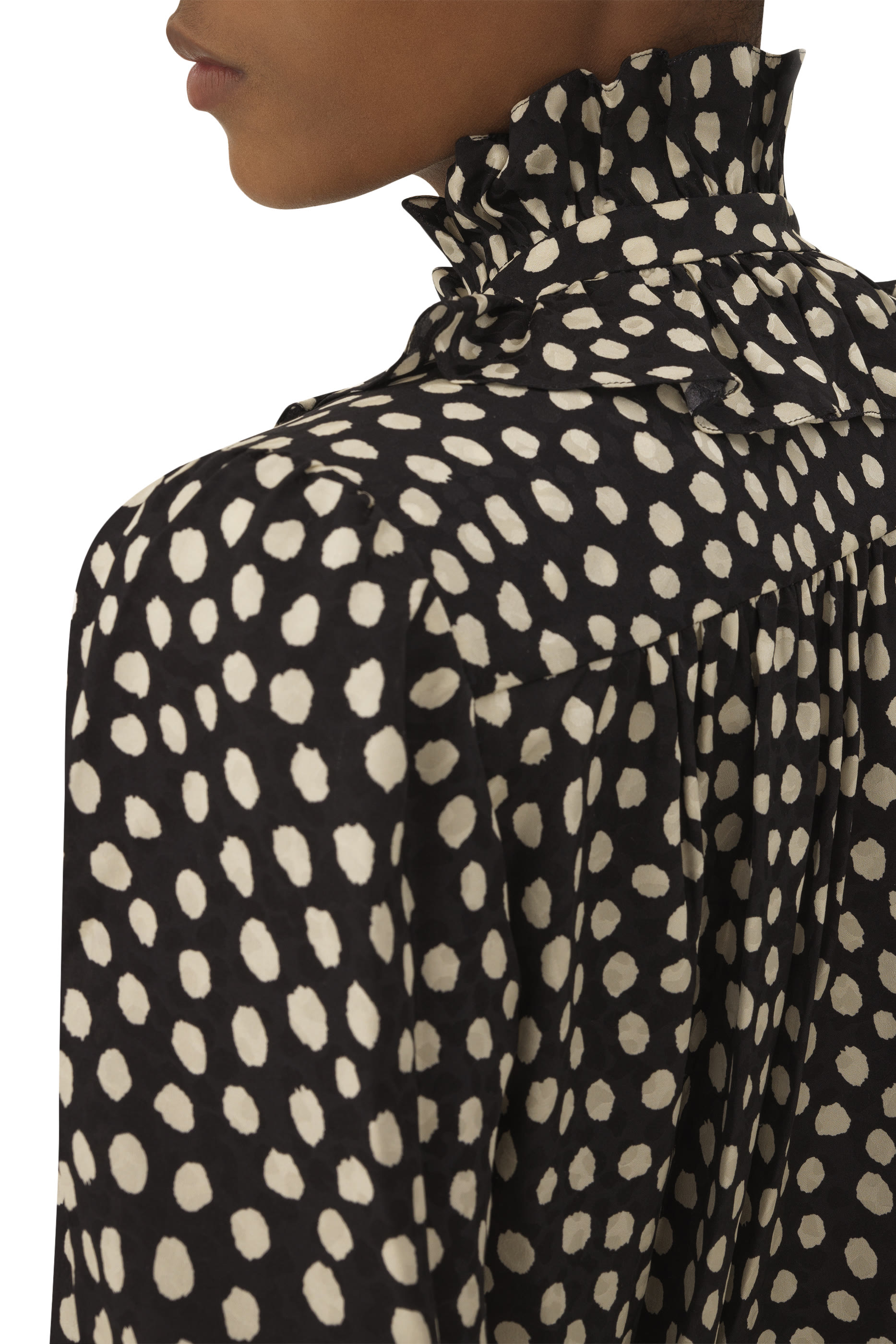 بلوزة بربطة في الأمام وكشكش