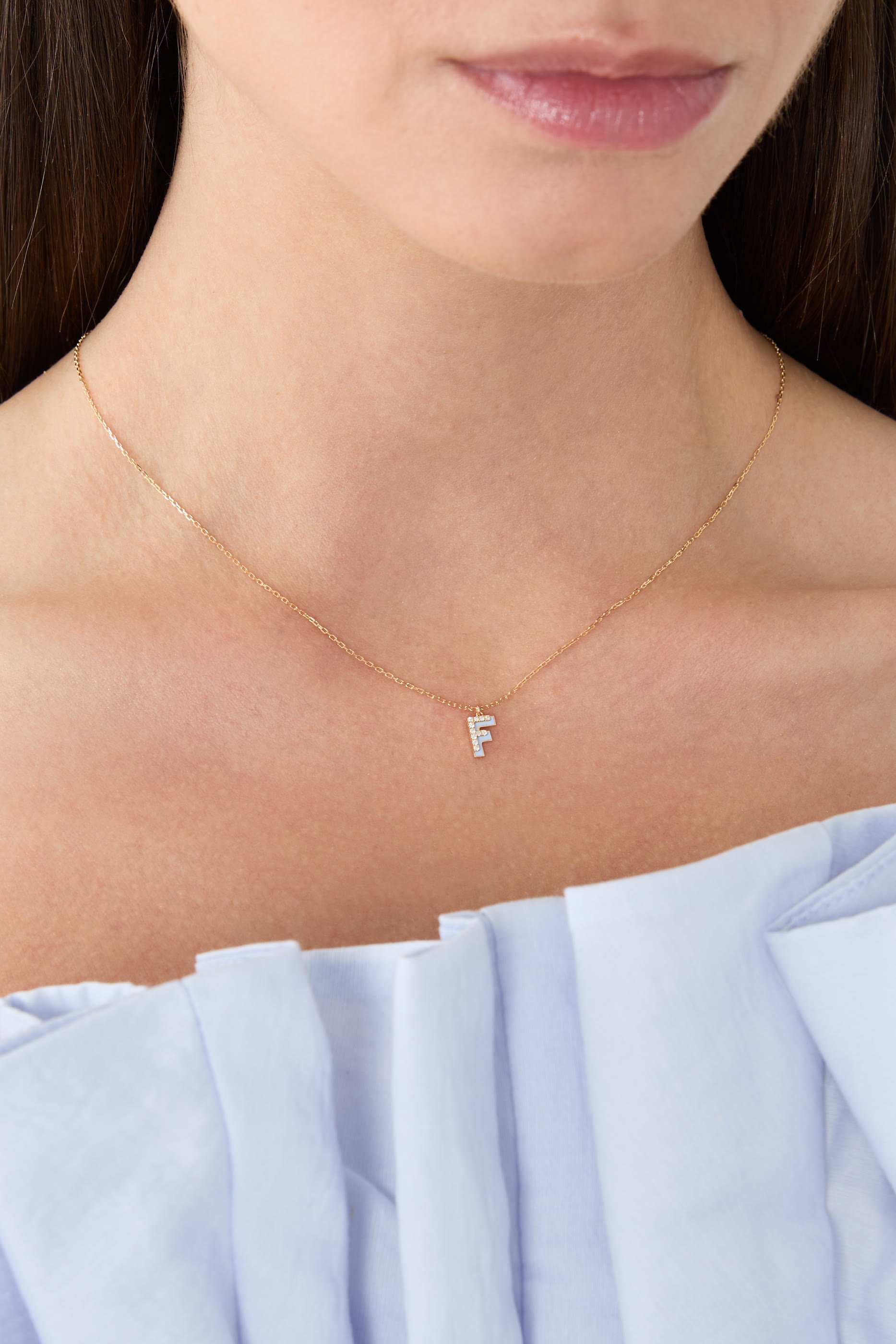 قلادة بدلاية بتصميم حرف F مزينة بالماس والمينا، ذهب أصفر عيار 18