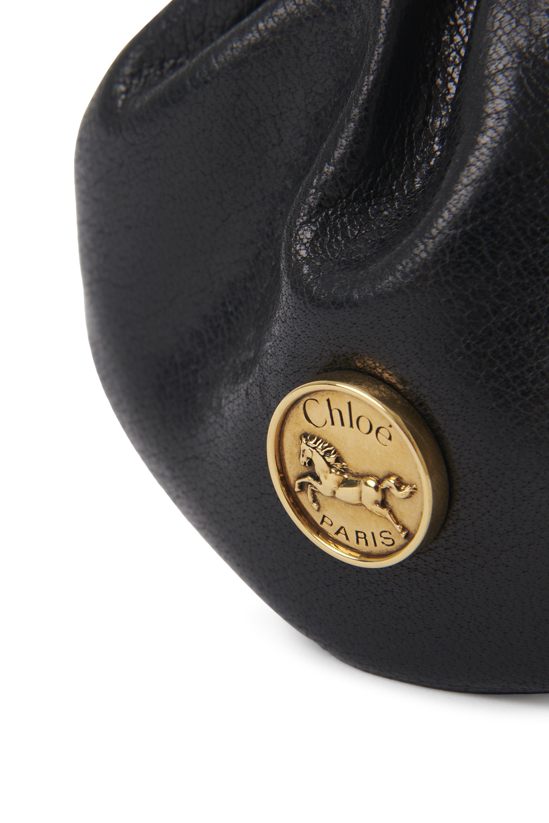 قلادة بدلاية بتصميم محفظة بحلية دائرية صغيرة محفورة بنقشة حصان