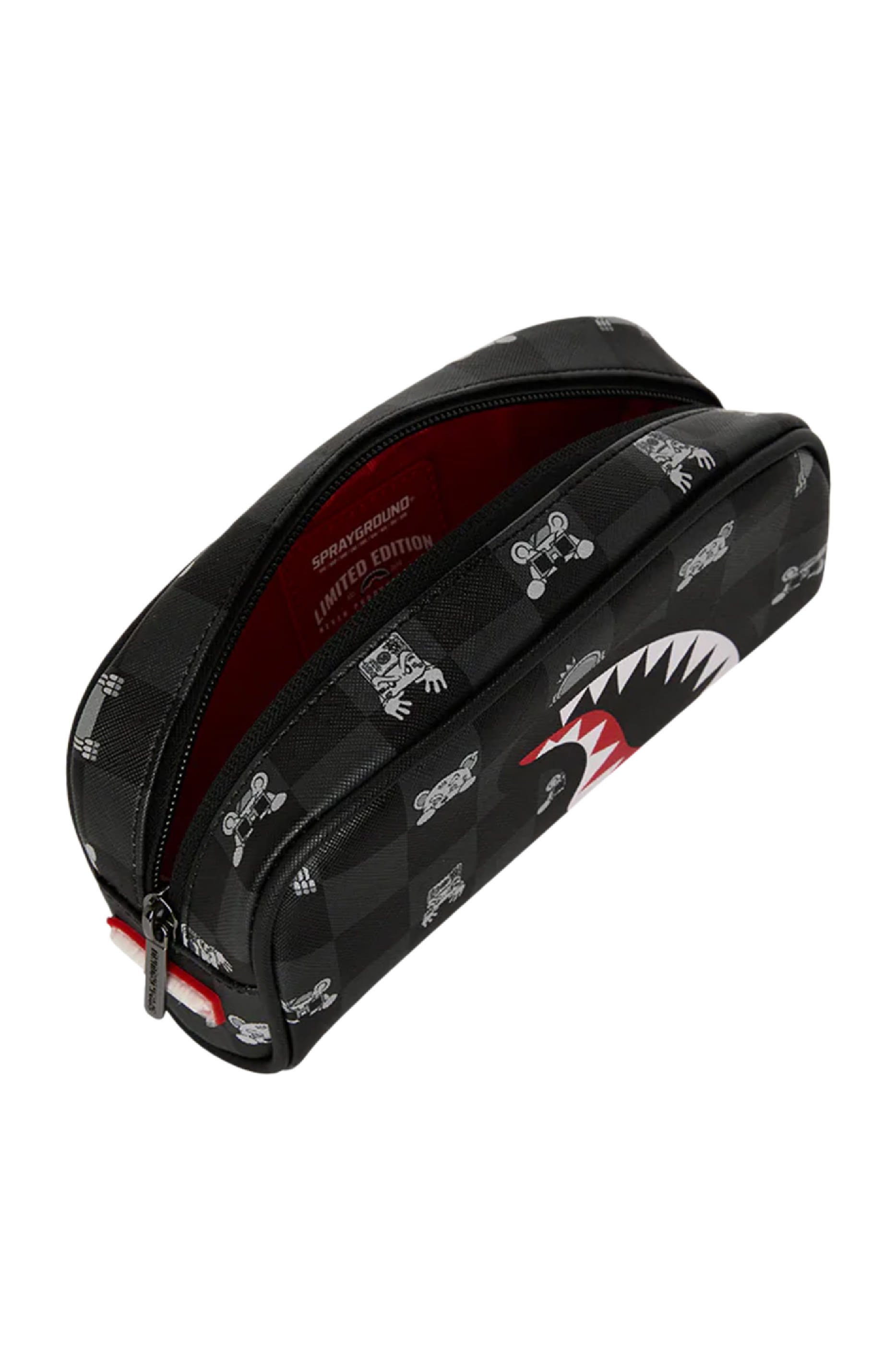 حقيبة صغيرة بنقشة مربعات وشخصية تختلس النظر بلون رمادي للأطفال