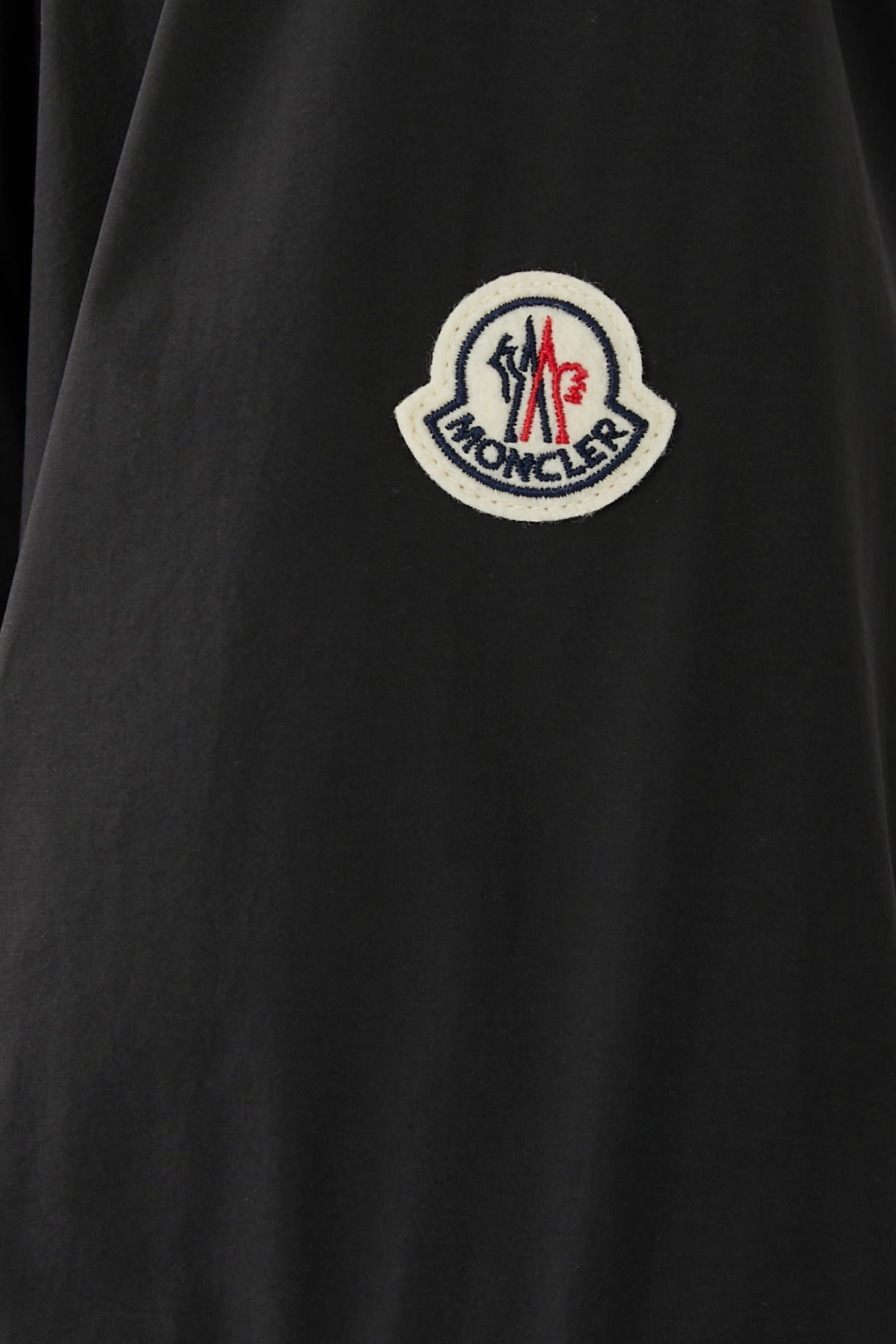 قميص نايلون بأكمام طويلة