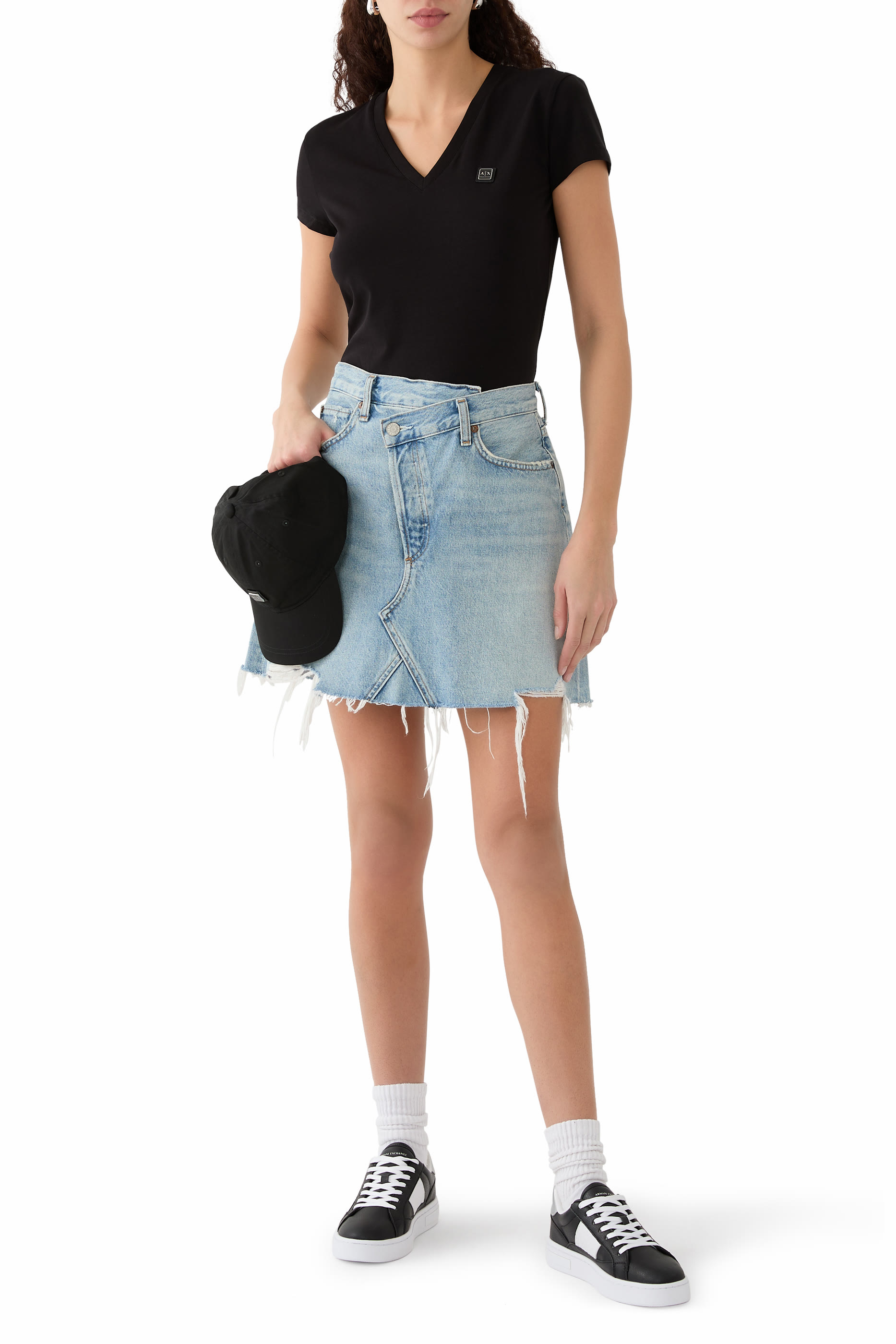 تيشيرت بياقة على شكل حرف V وشعار الماركة