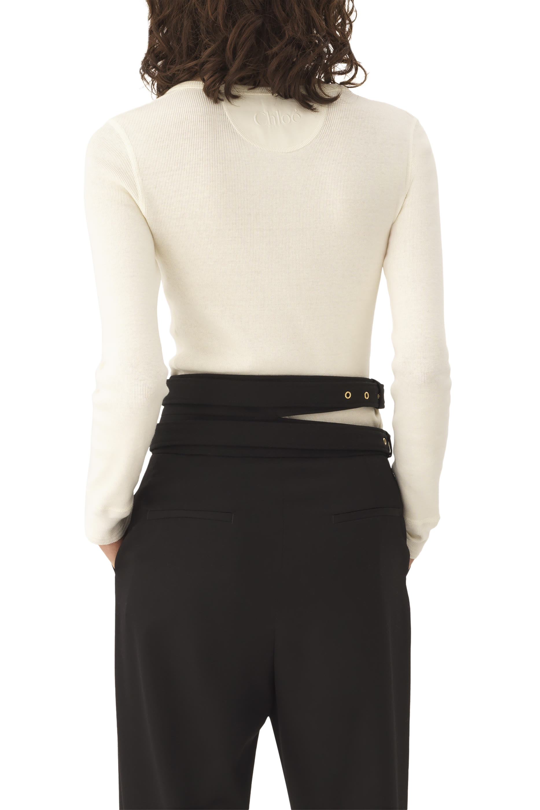 قميص بياقة هينلي عميقة