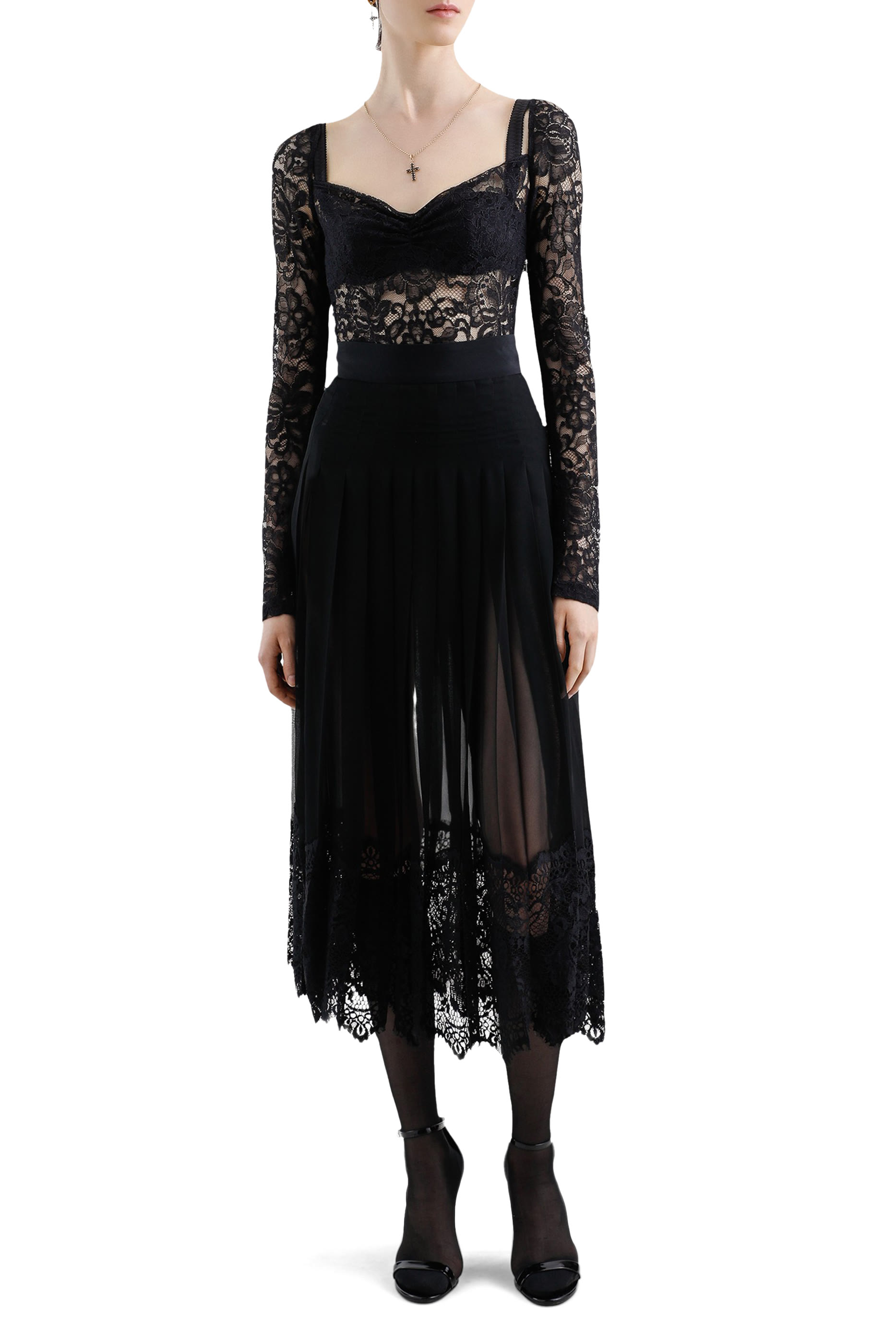 بلوزة بياقة قلب دانتيل بنقشة زهور