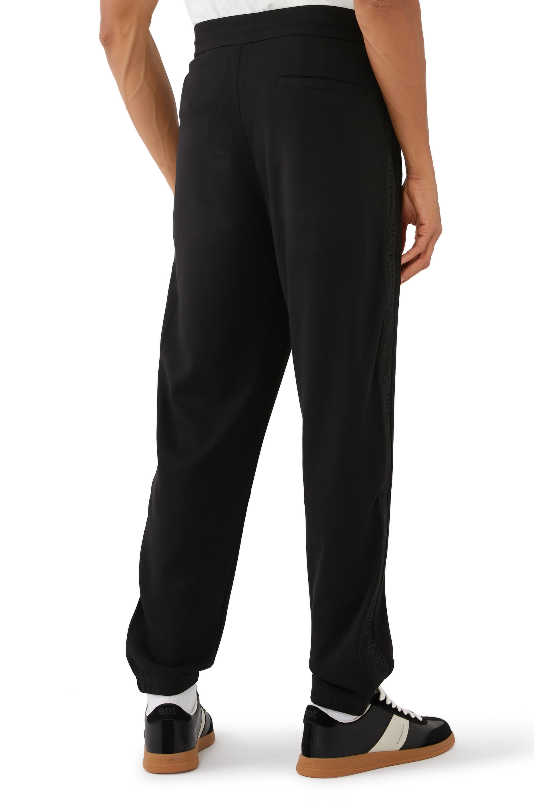 بنطال رياضي بحروف شعار الماركة بتصميم مربع