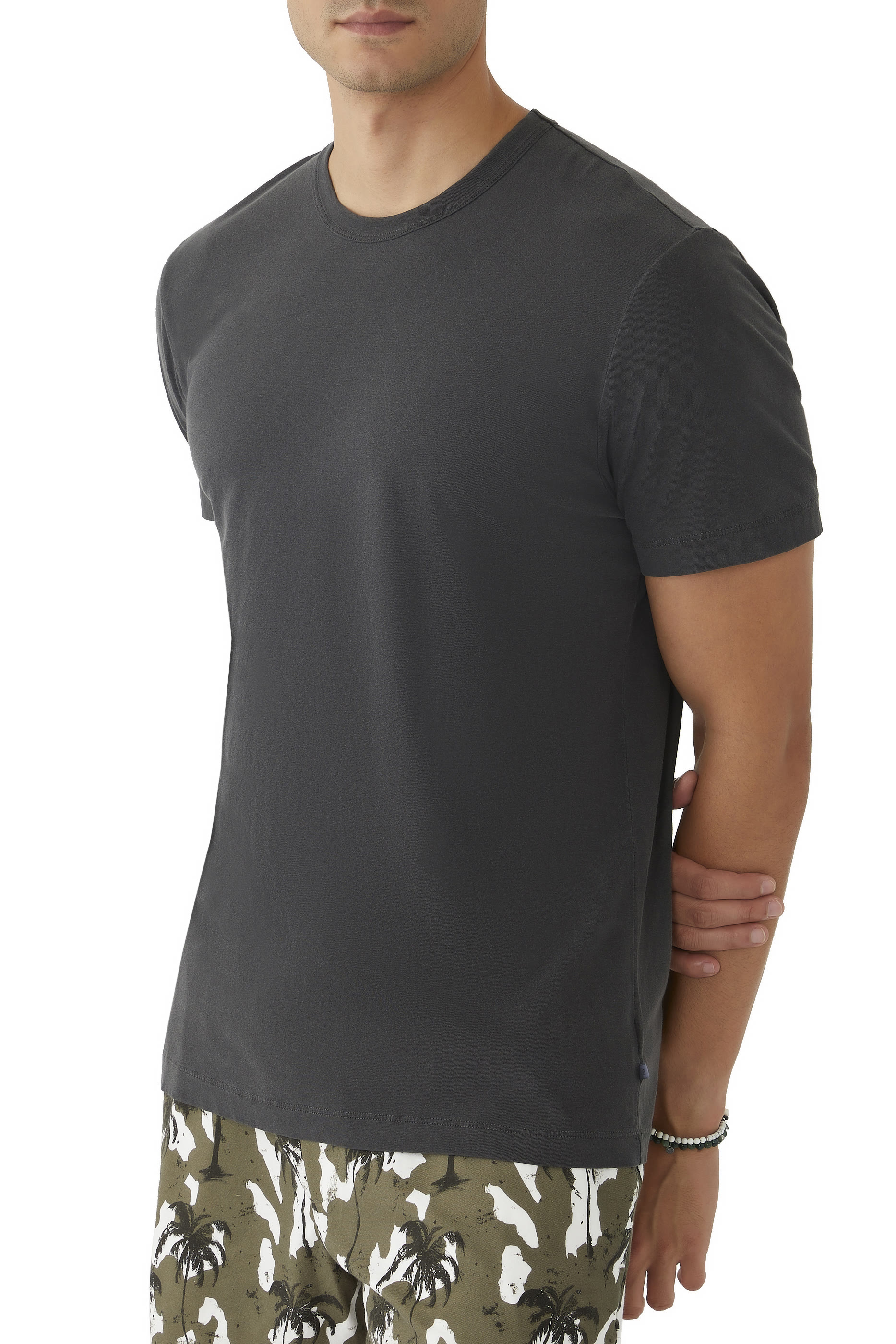 تيشيرت بياقة ضيقة وأكمام قصيرة 