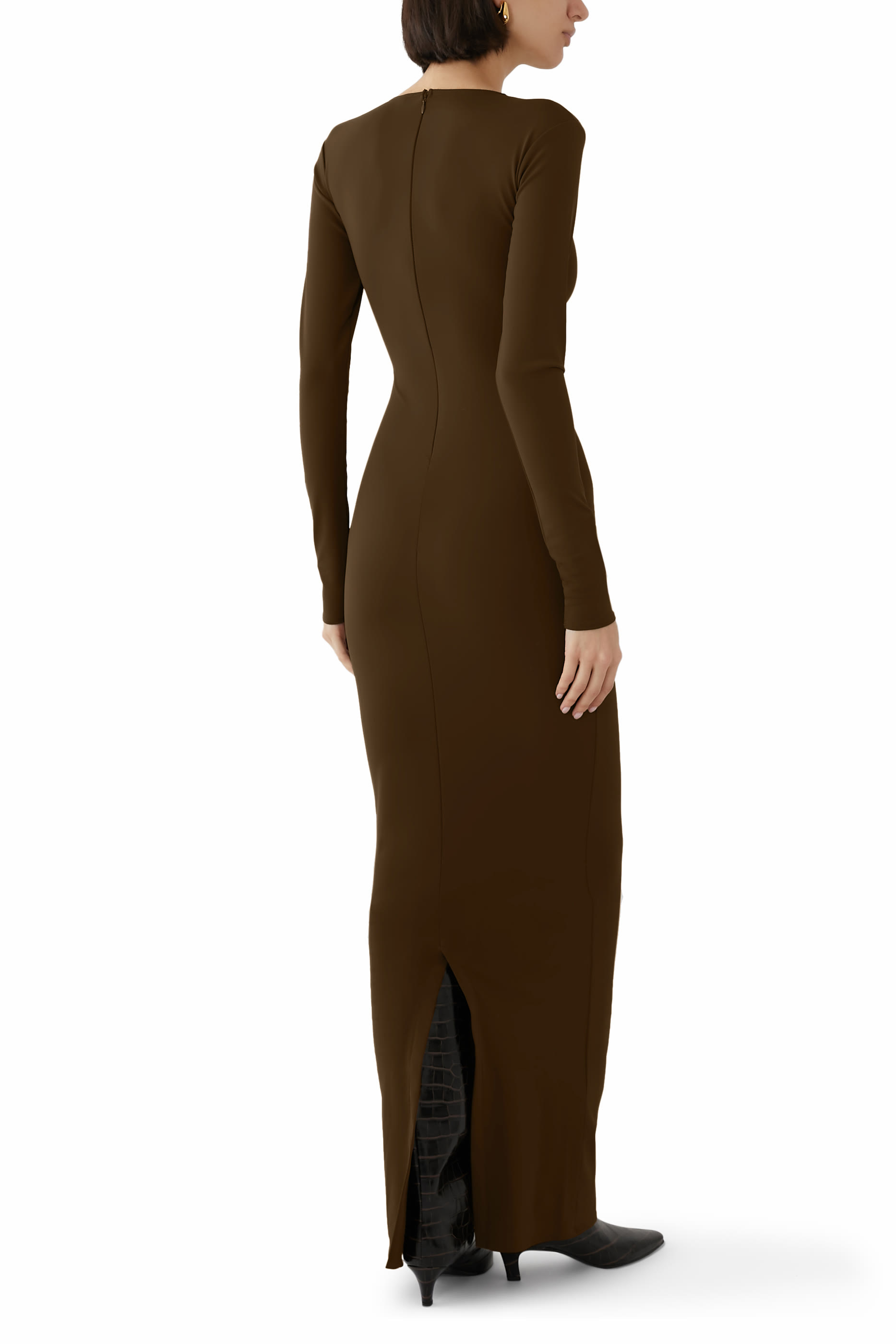 فستان طويل بأكمام طويلة