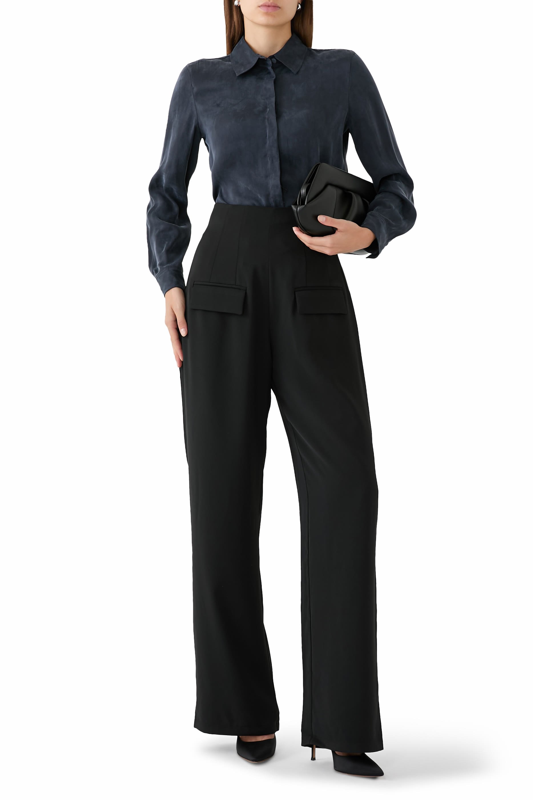 قميص بأكمام طويلة وأزرار سفلية