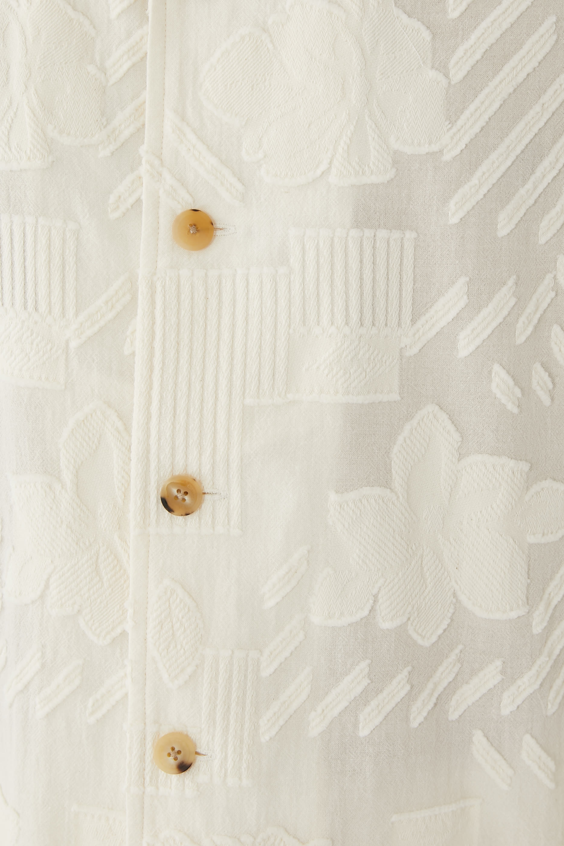 قميص بأكمام طويلة وتطريزات