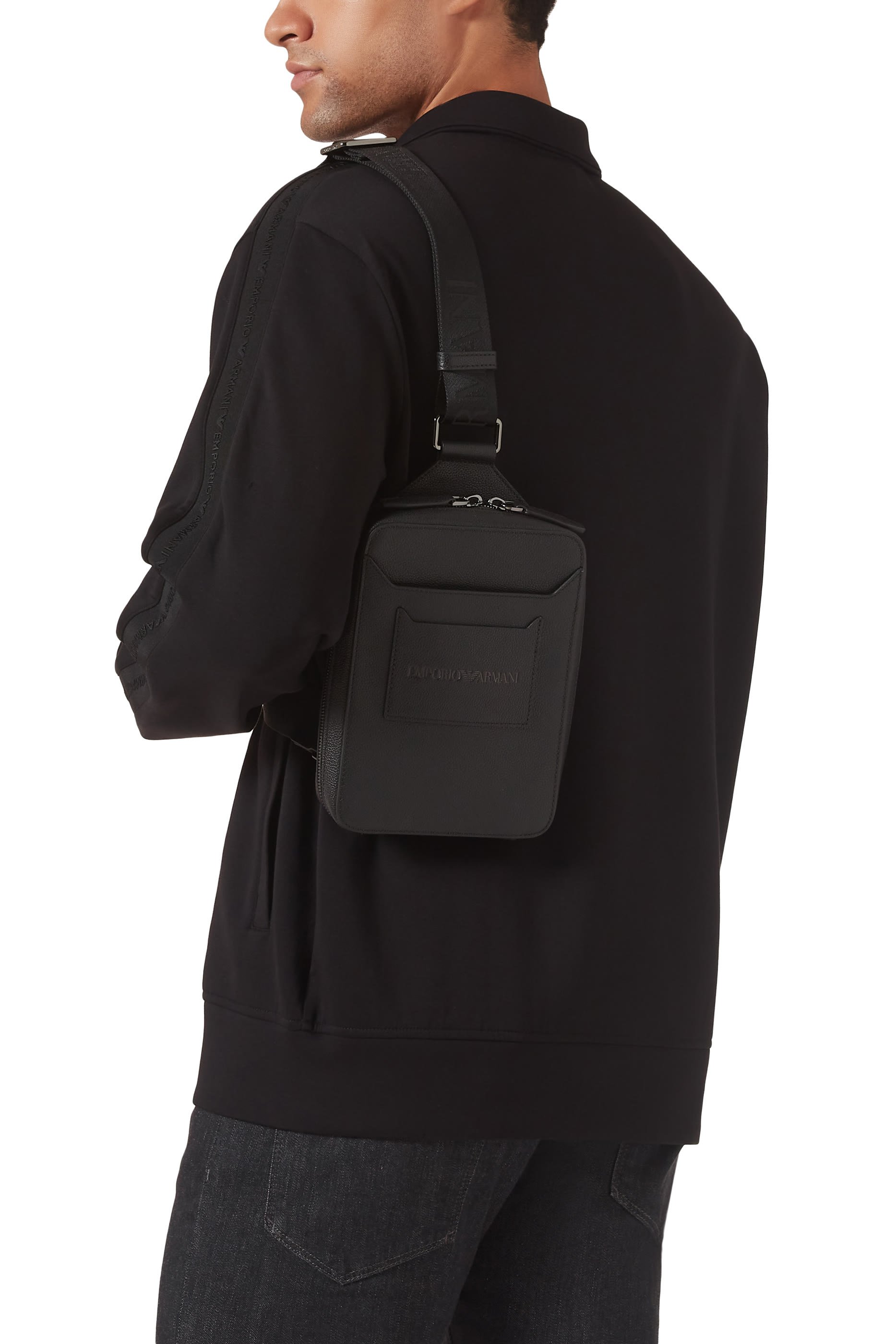 حقيبة كروس بودي صغيرة بشعار الماركة