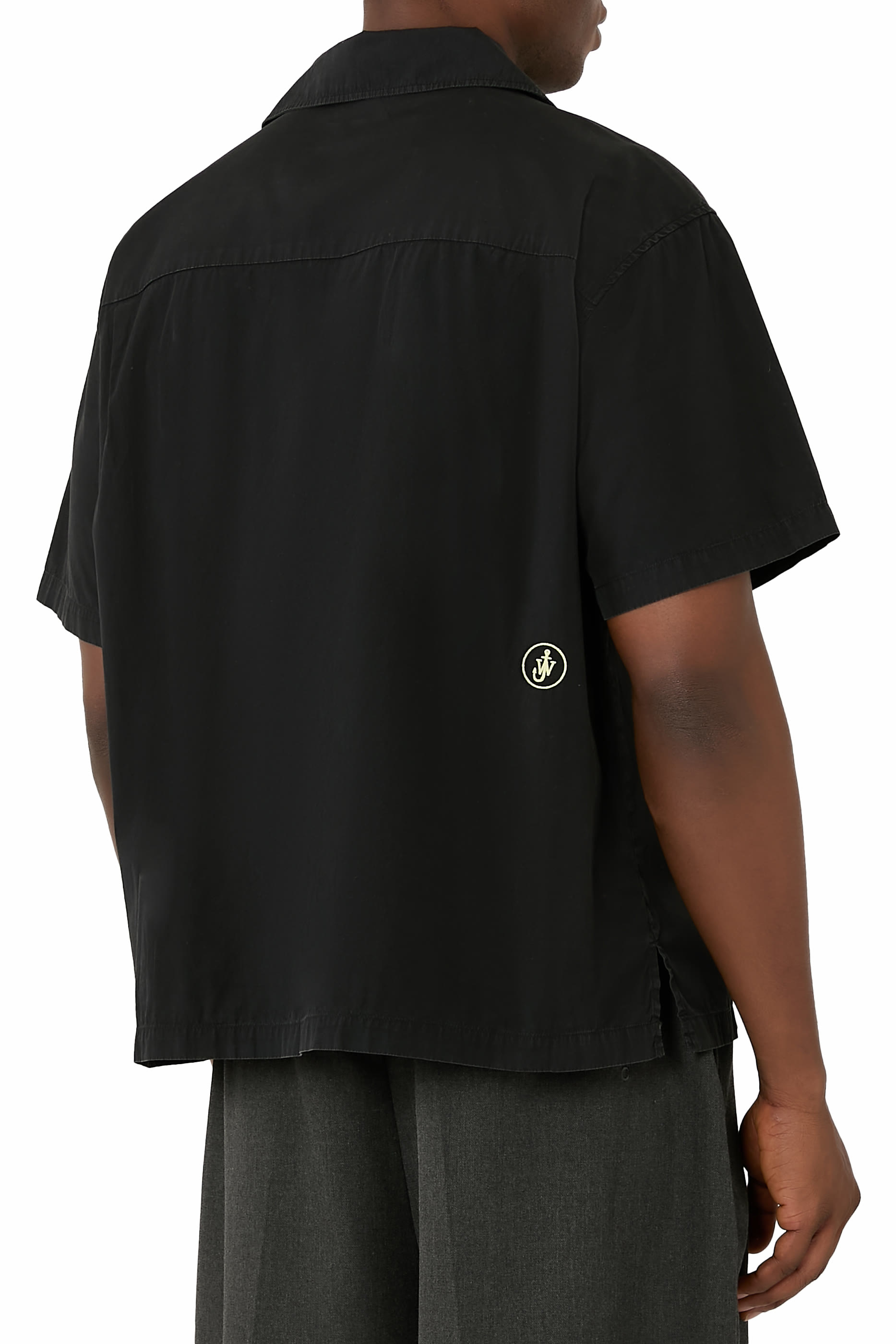 قميص بتطريز شعار الماركة بلون مغاير