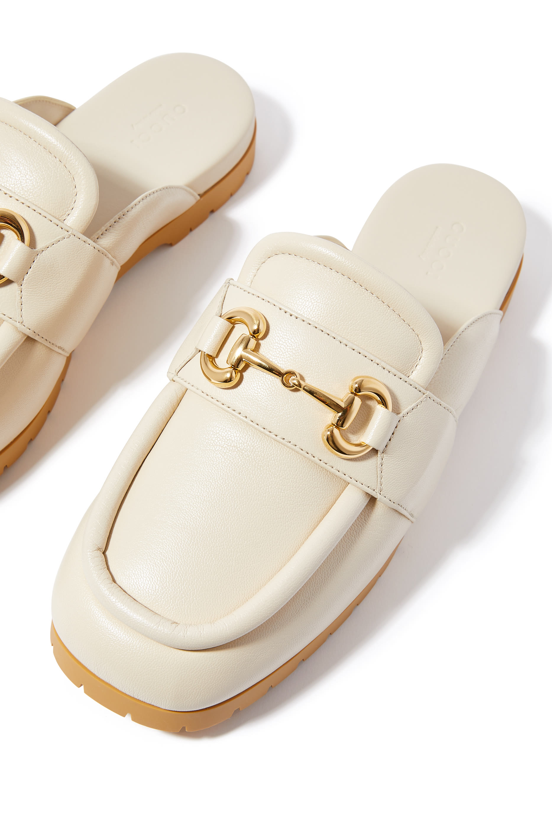 حذاء مفتوح من الخلف بحلية لجام