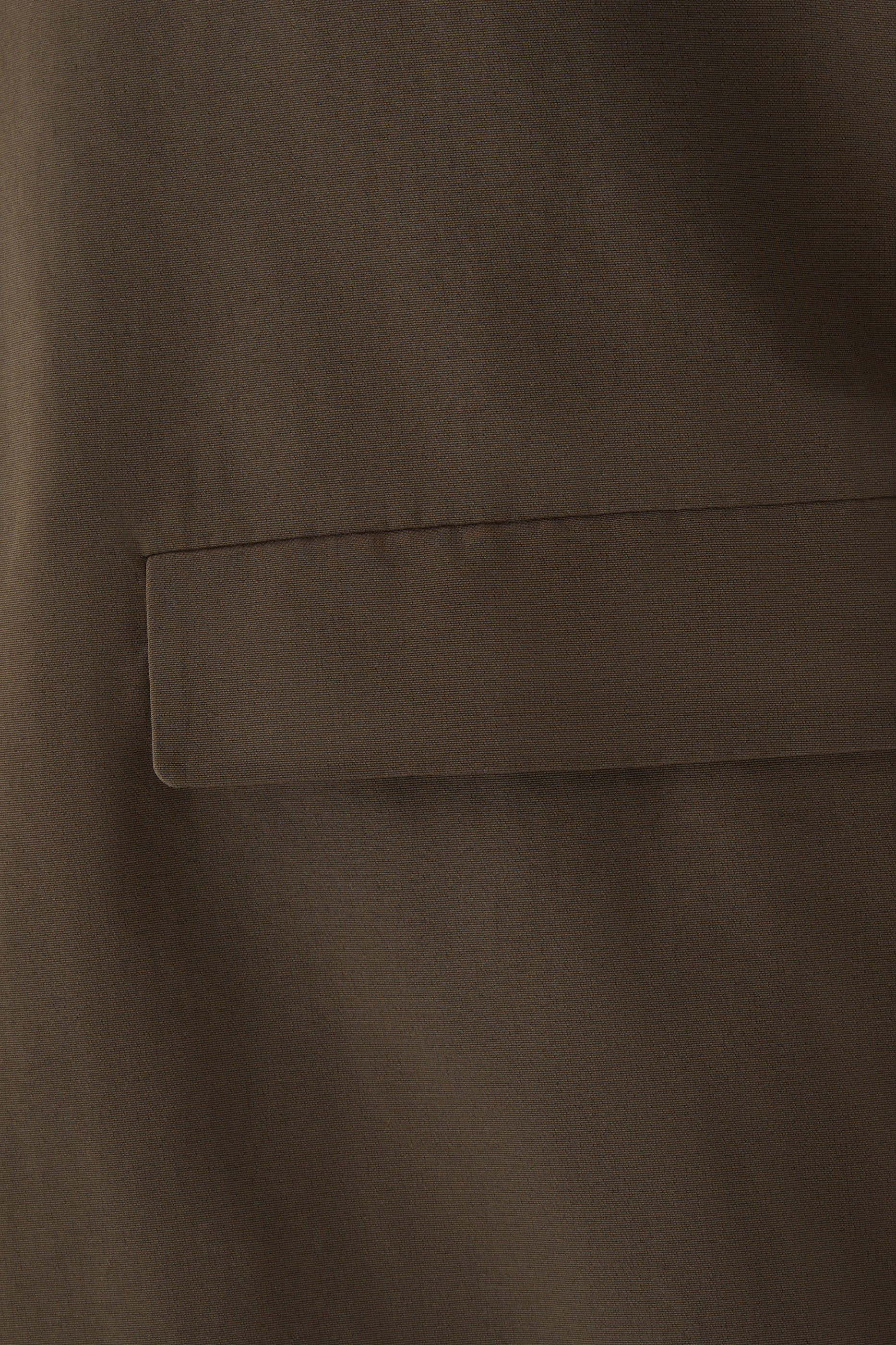 أنوراك بتصميم عسكري بغطاء رأس نايلون