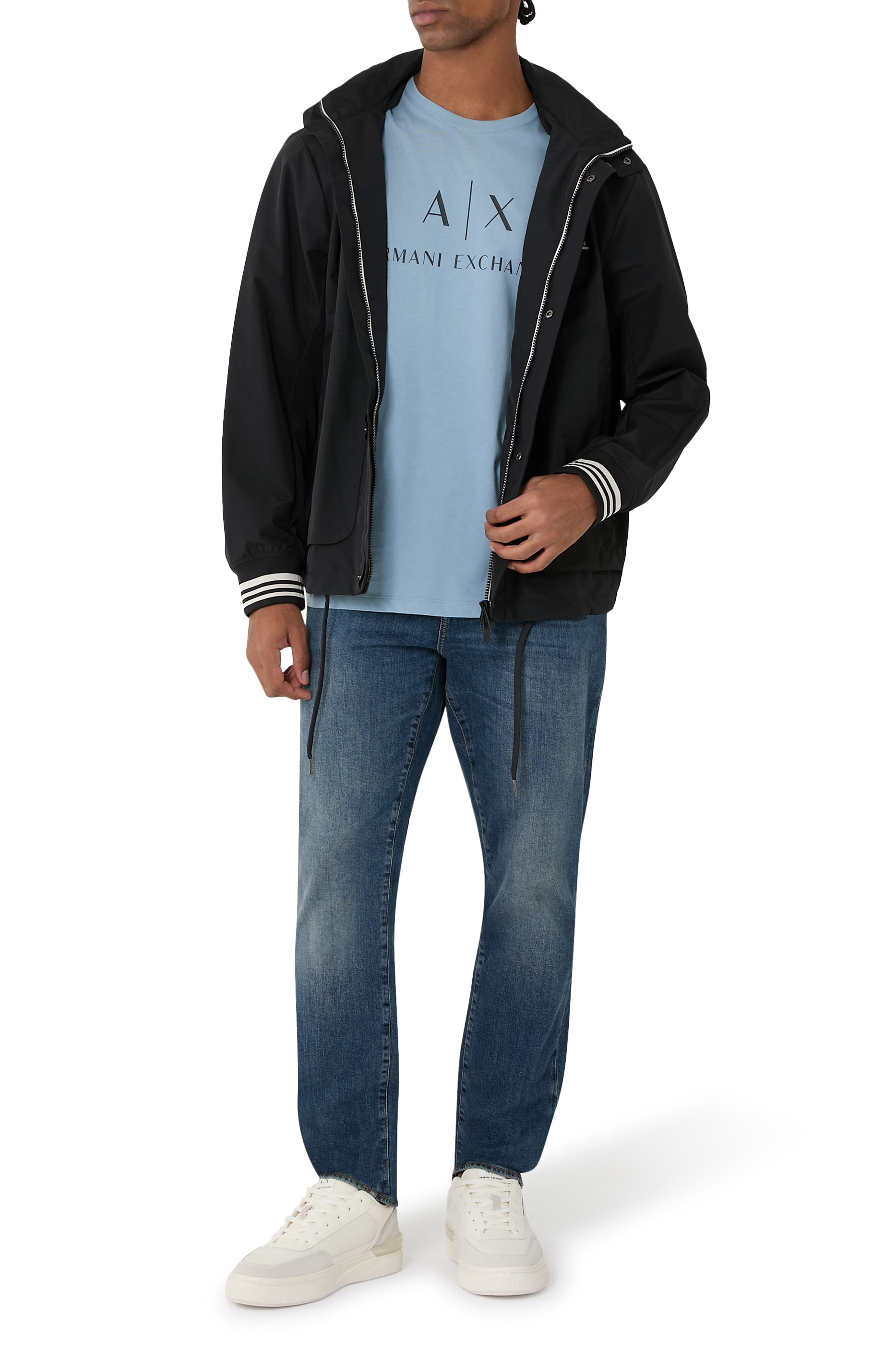 تيشيرت بشعار الماركة بقصة ضيقة جرسيه