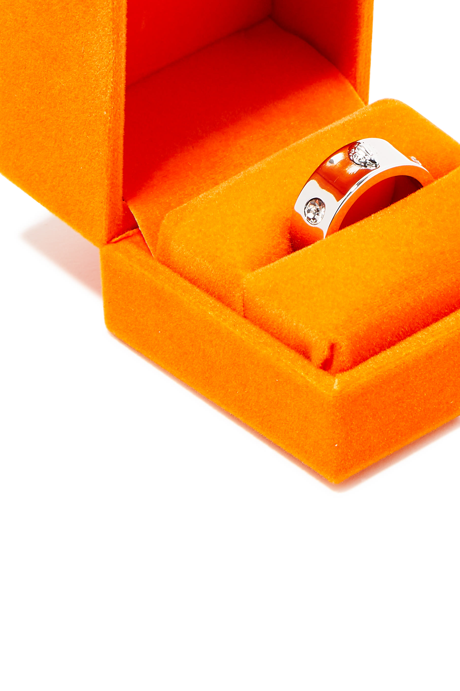 خاتم معدني بتصميم شعار الماركة