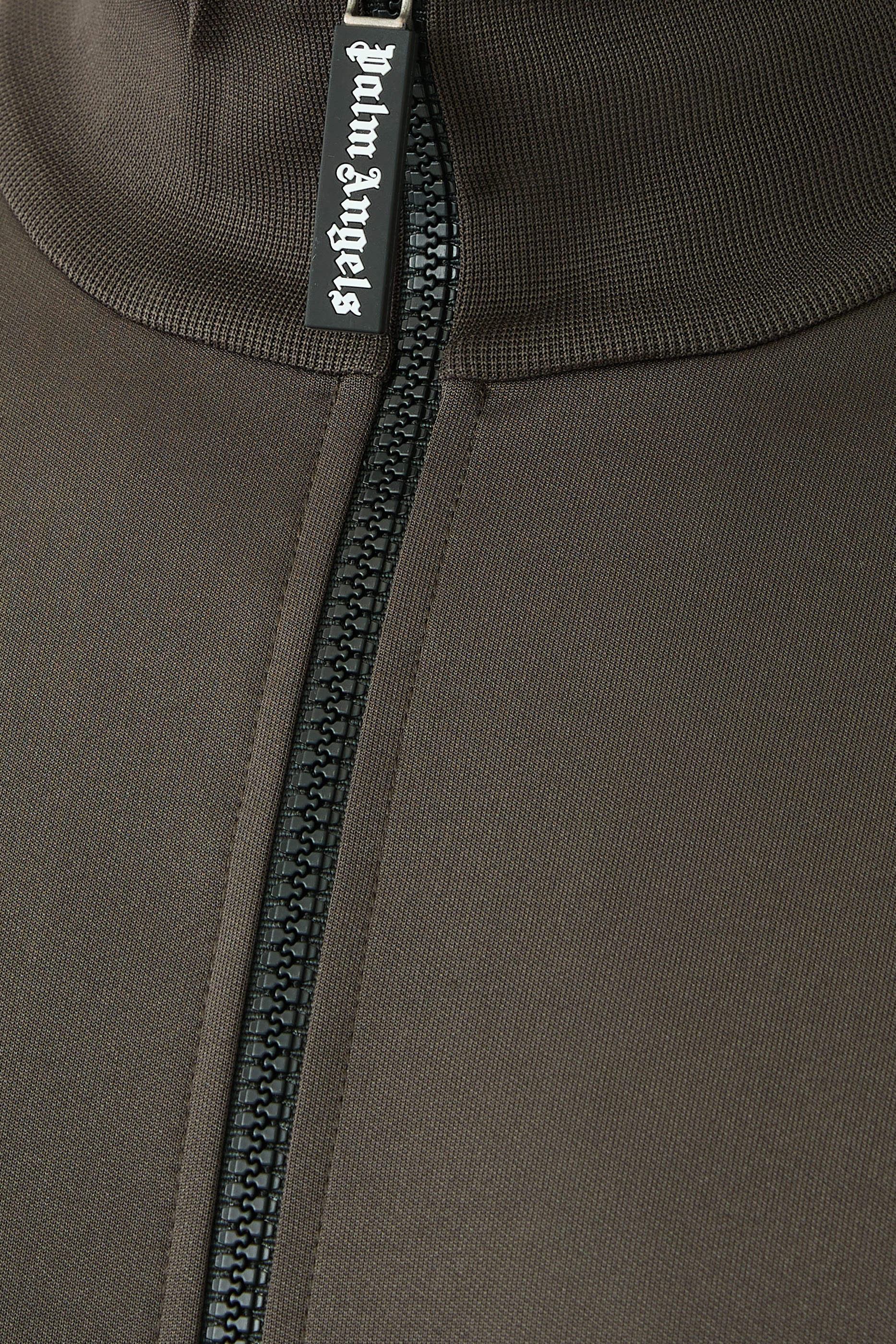 جاكيت رياضي بشعار الماركة بتصميم مقوس في الخلف