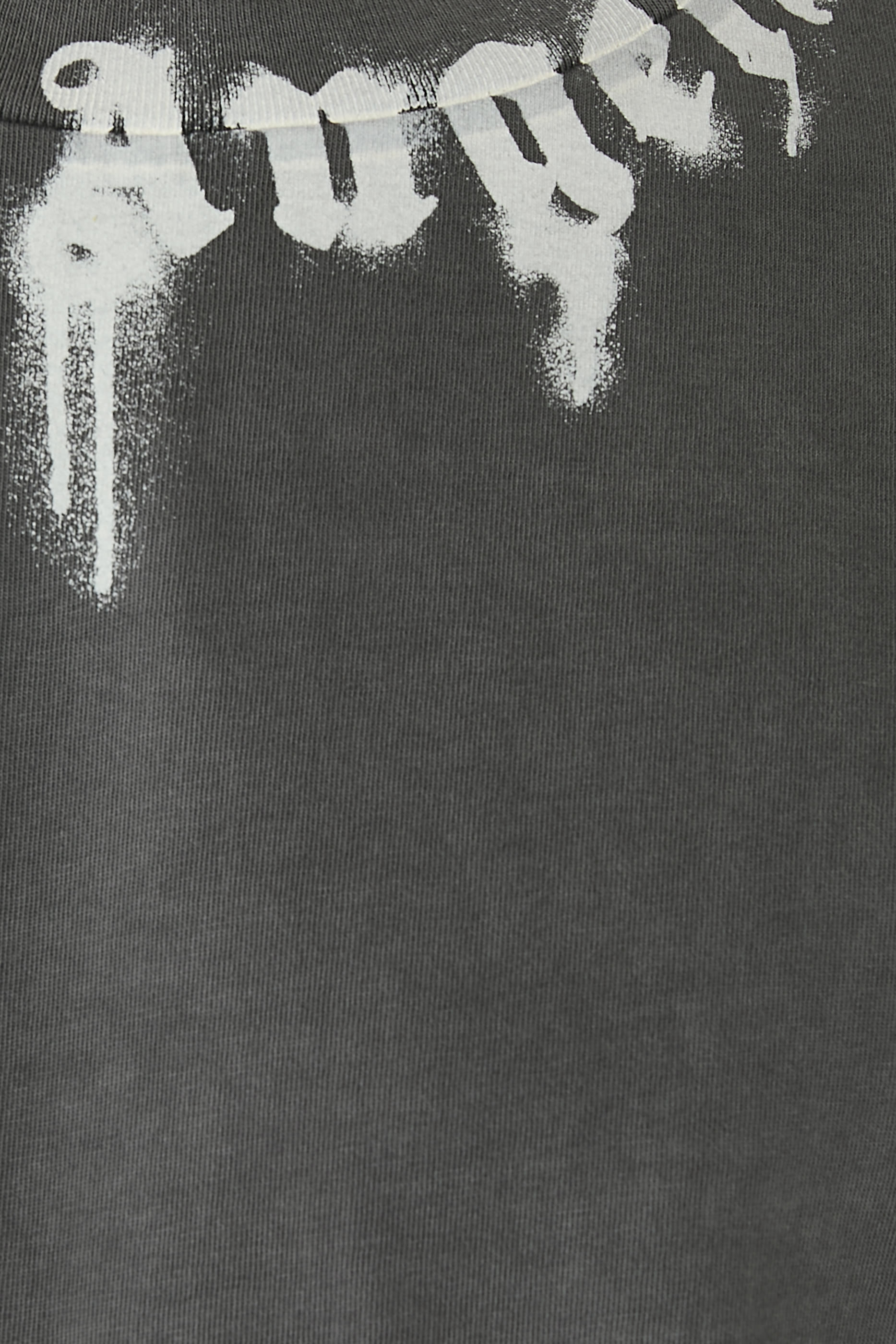 تيشيرت بياقة مزينة بشعار الماركة