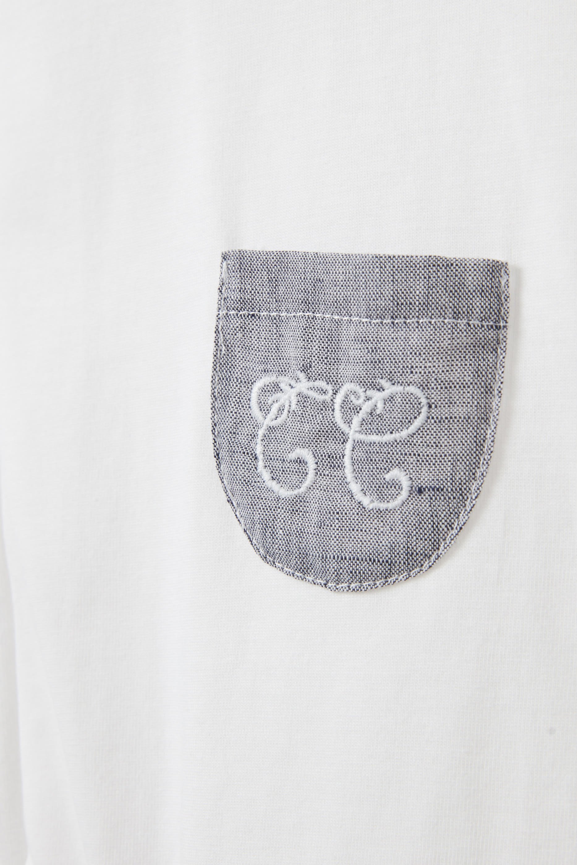 لباس قطعة واحدة بياقة بلون مغاير