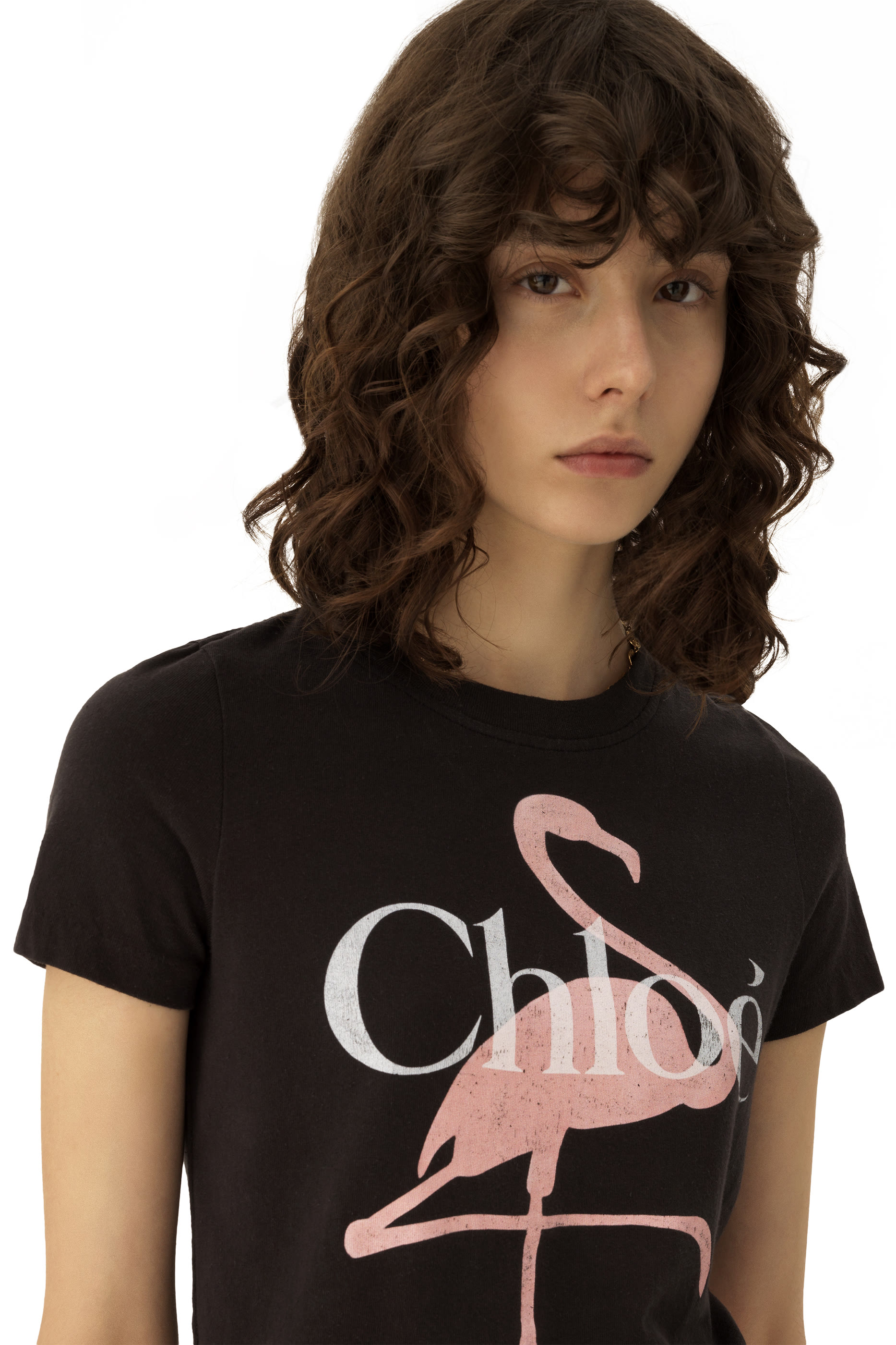 تيشيرت بقصة ضيقة وشعار الماركة