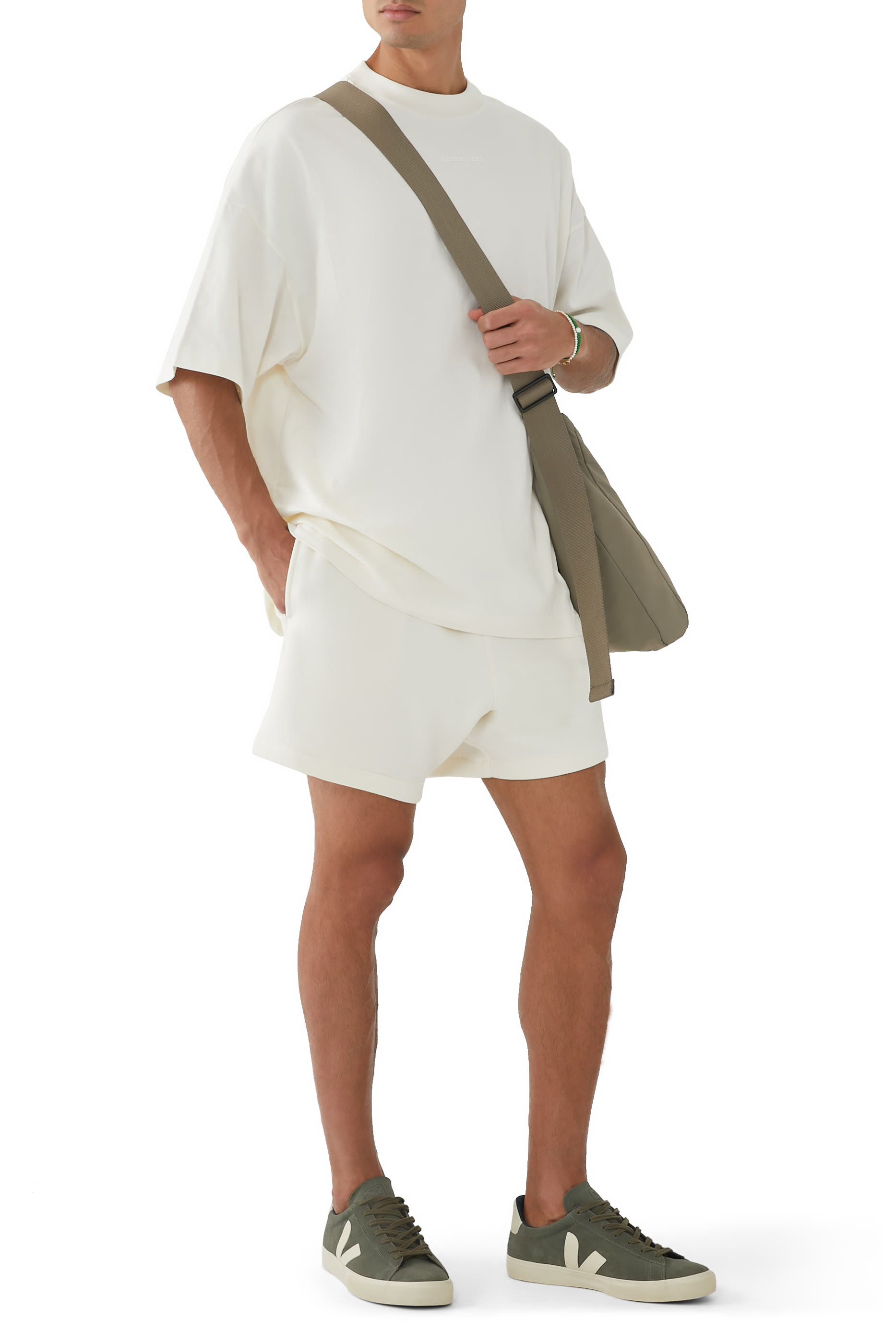 تيشيرت بياقة ضيقة وشعار الماركة