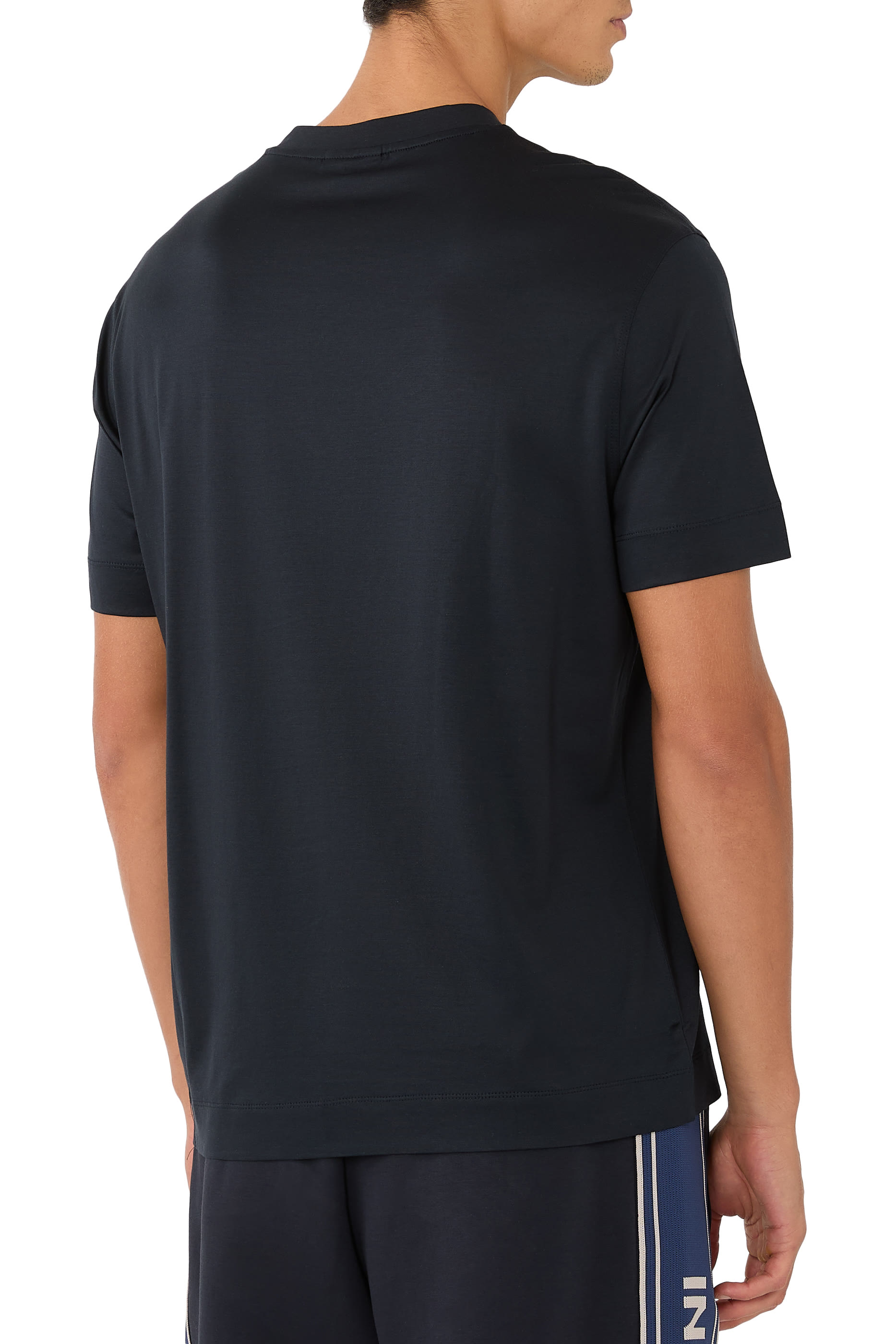 تيشيرت بأكمام قصيرة وشعار الماركة