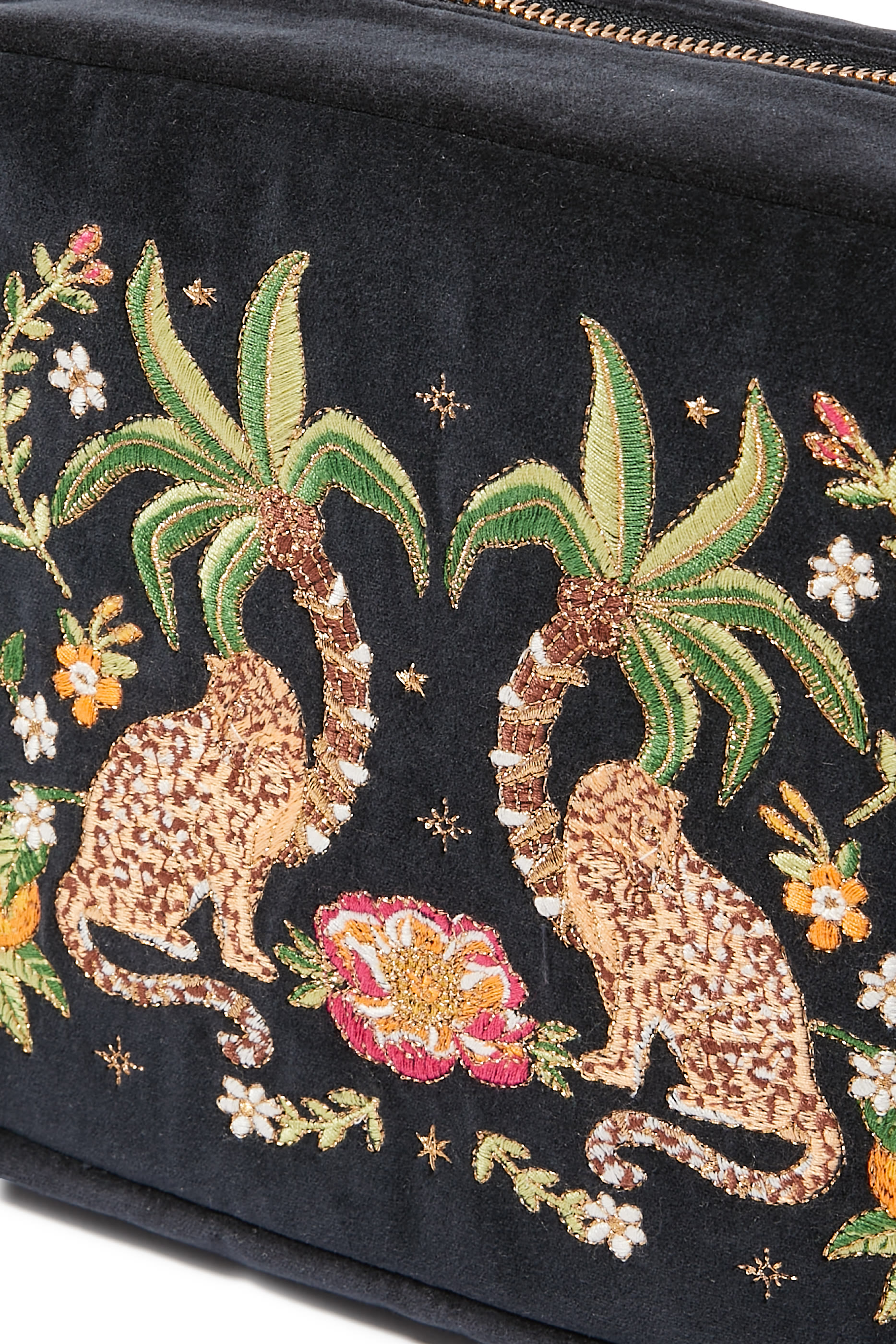 حقيبة مستحضرات عناية ذاتية بتطريزات استوائية ونمر