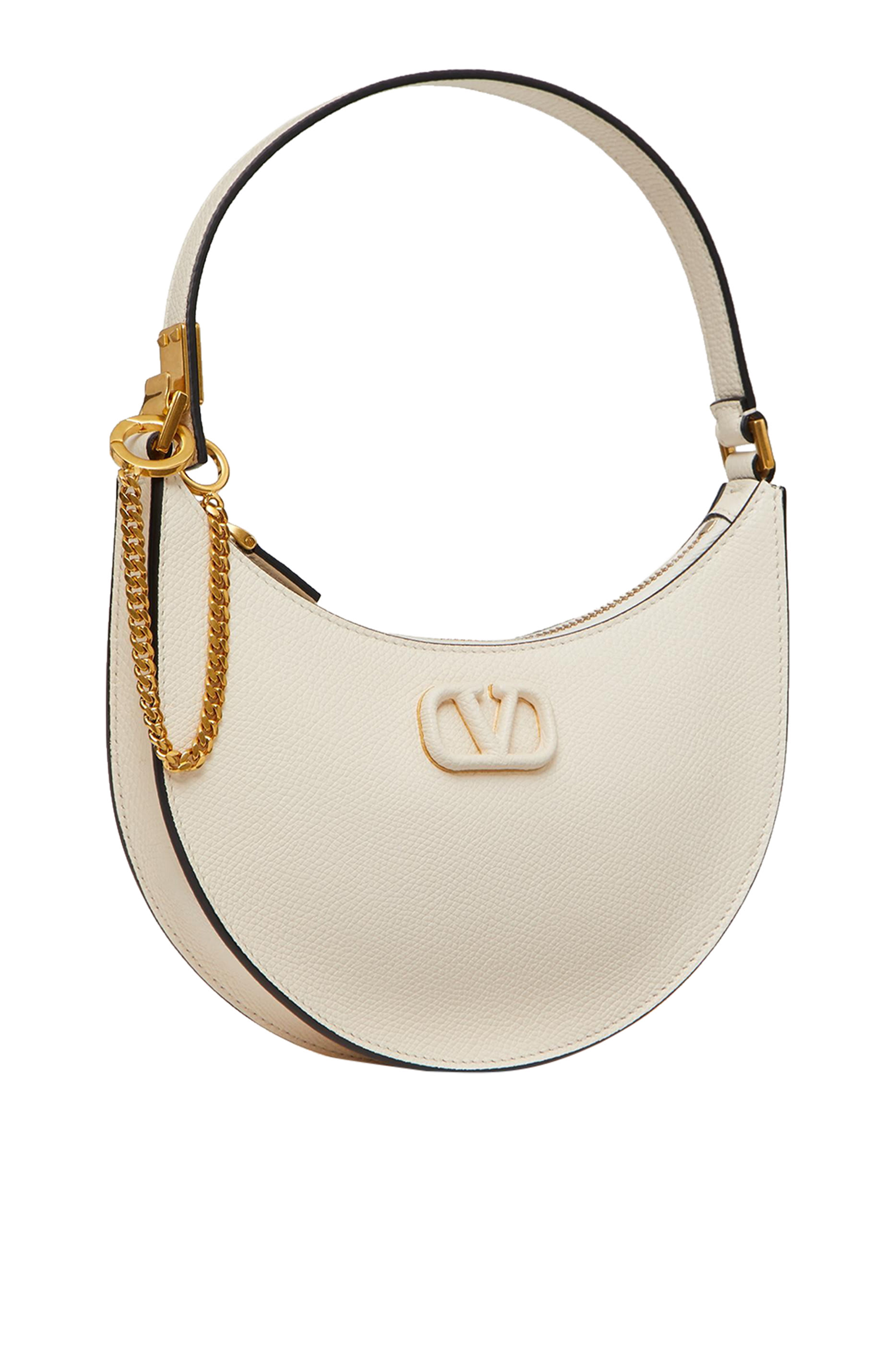 حقيبة صغيرة بحروف شعار الماركة