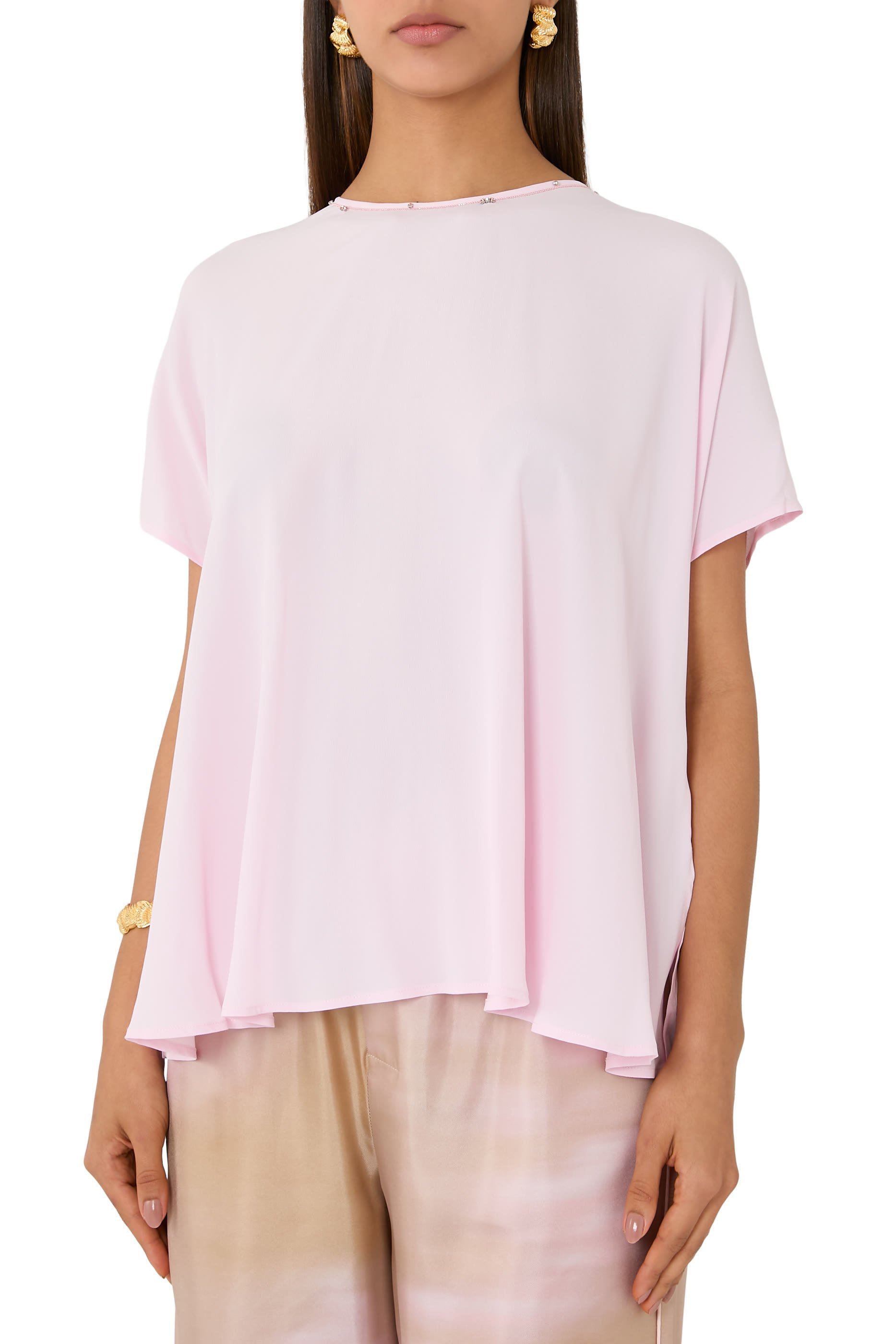 بلوزة بياقة ضيقة وحواف مزينة بخرز