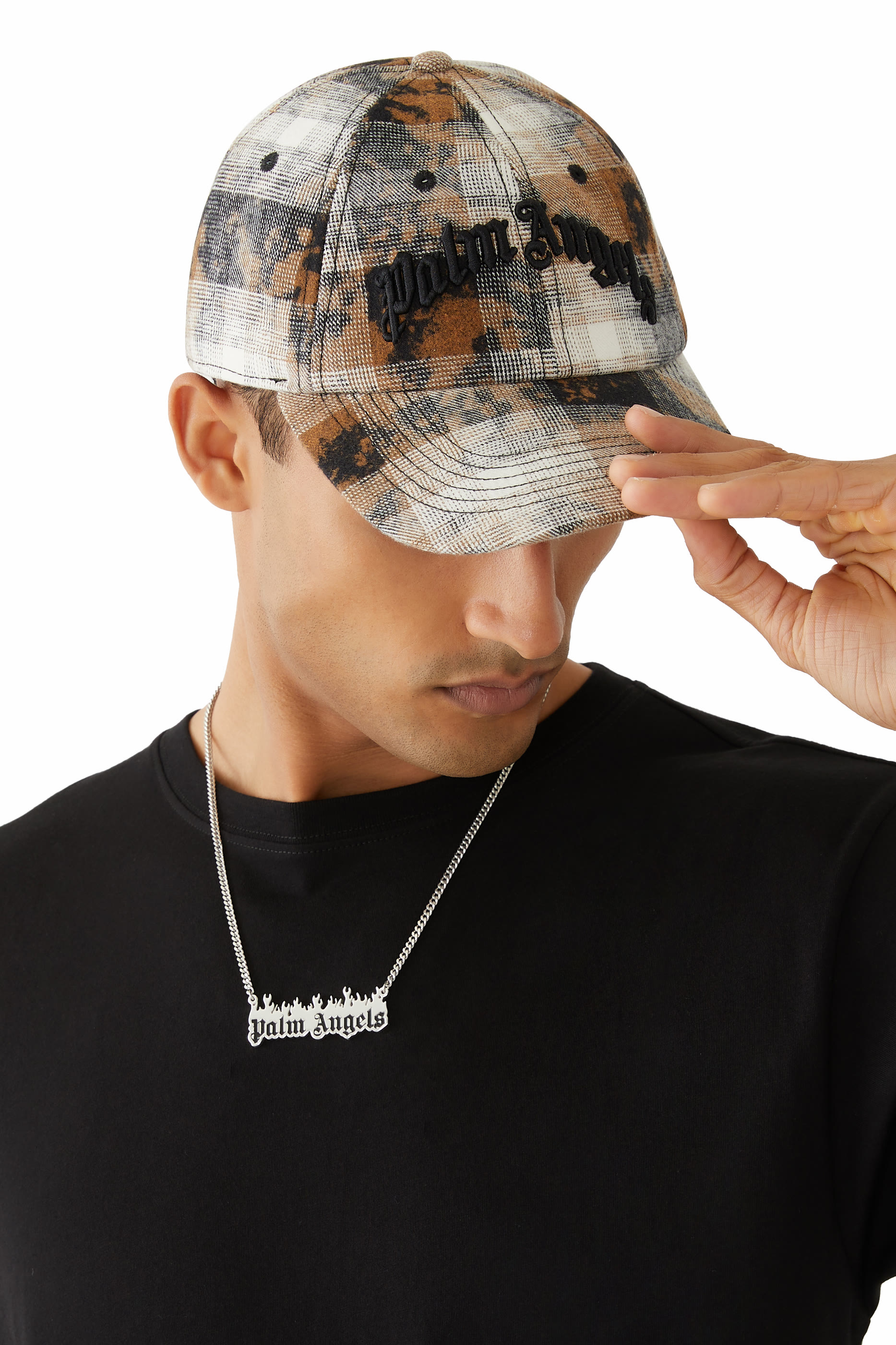 كاب بنقشة مربعات وشعار الماركة بتصميم مقوس