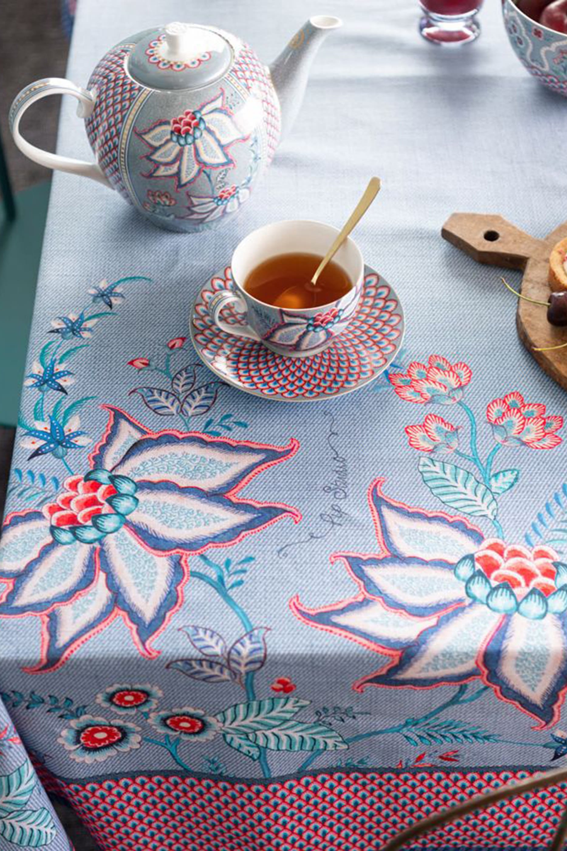 مفرش طاولة بنقشة زهور مبهجة