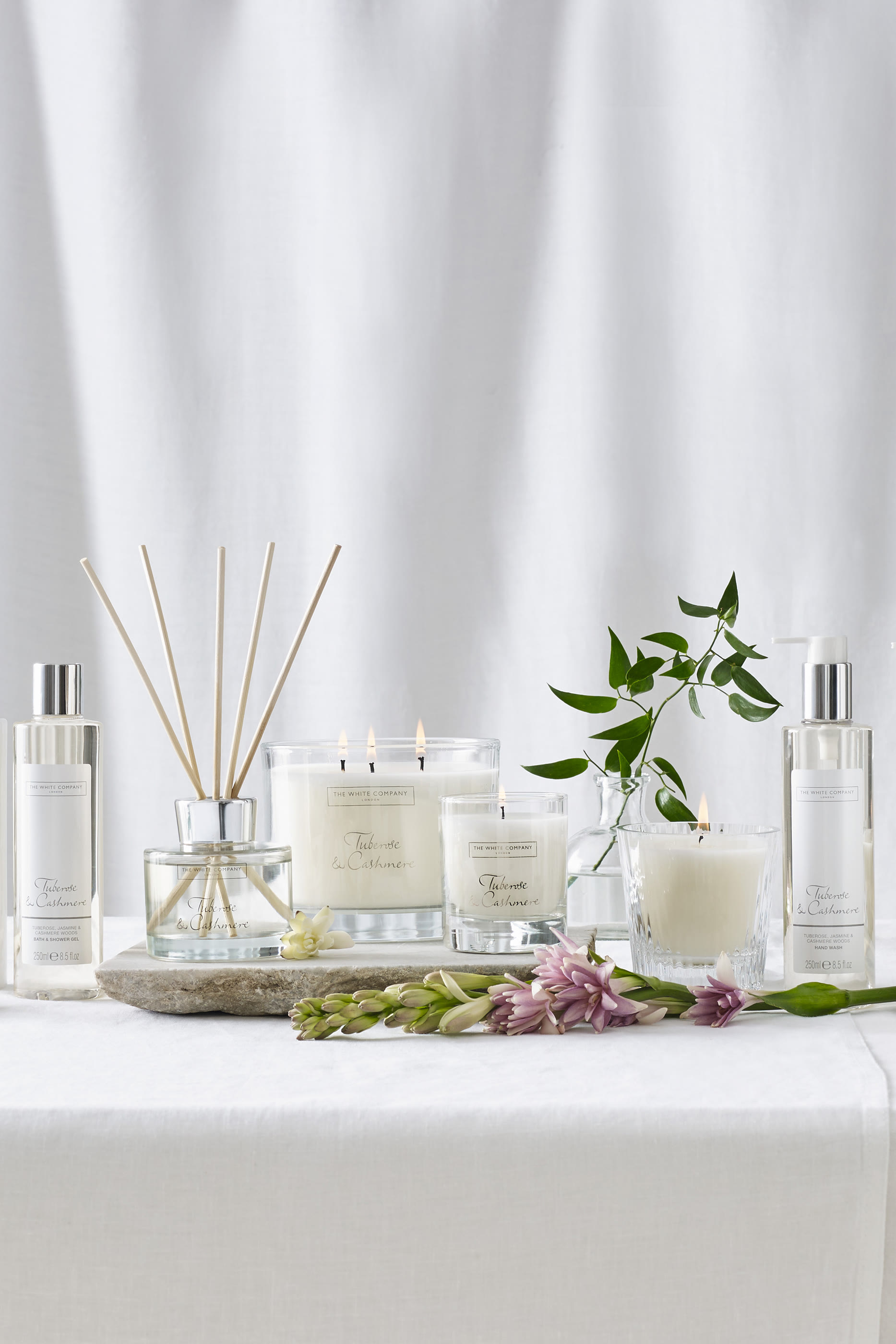 شمعة معطرة كبيرة بعبير مسك الروم والكشمير